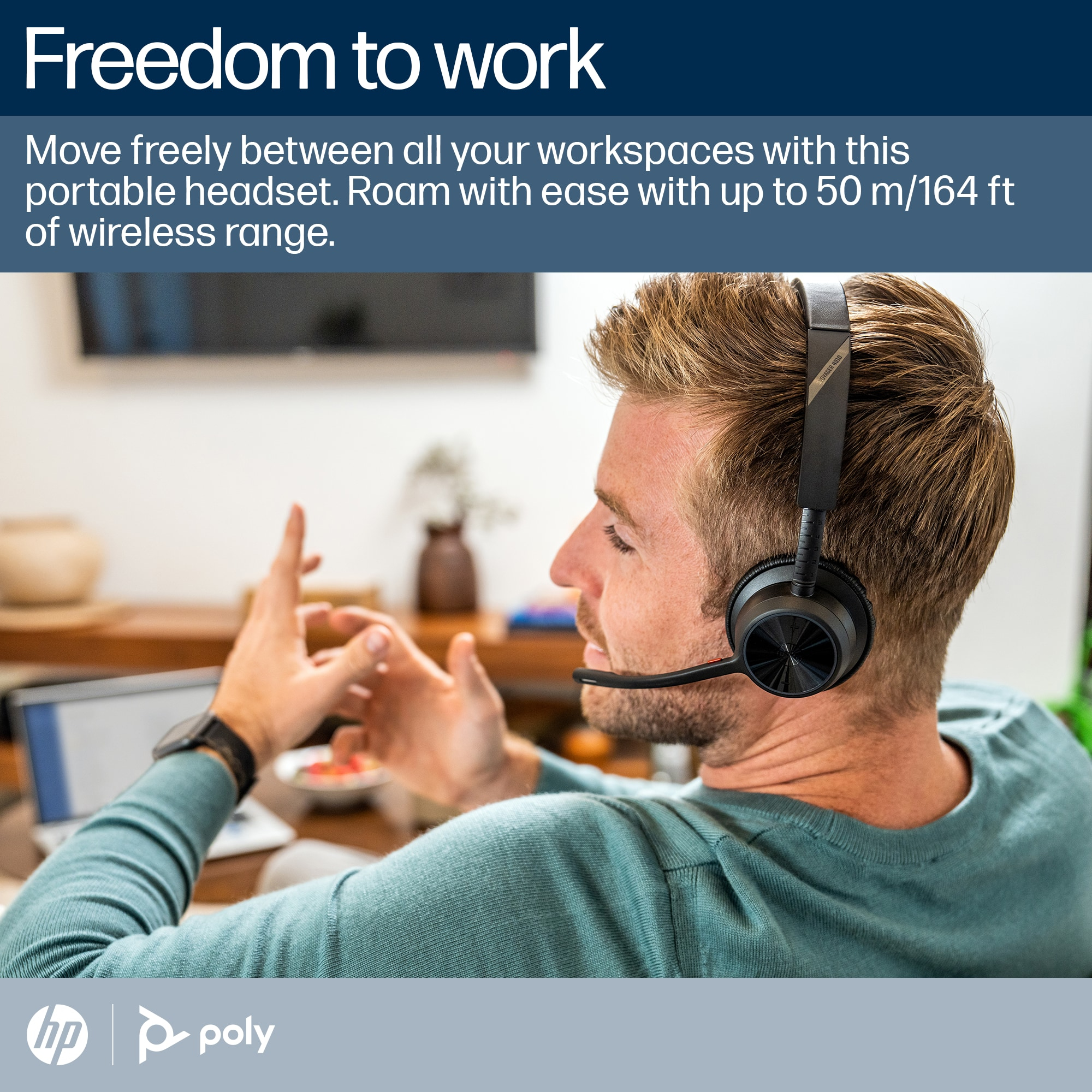 Mężczyzna w zestawie słuchawkowym w biurze, gestykuluje, z laptopem i wazonem.