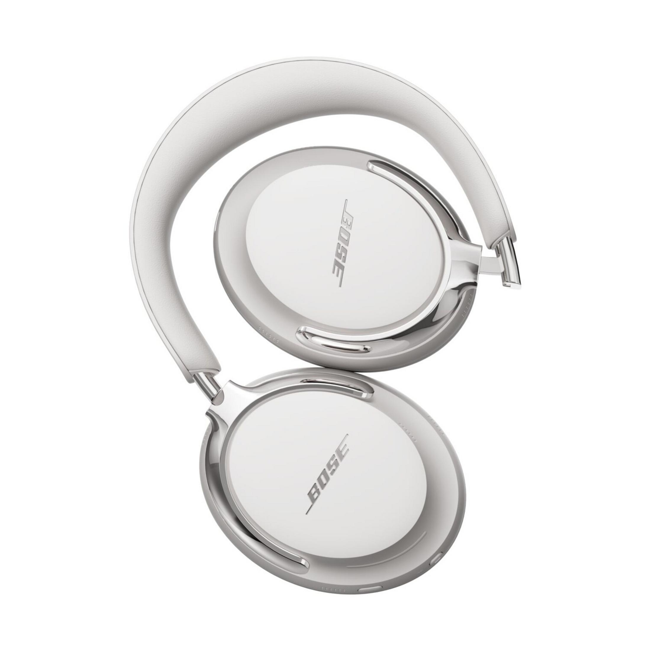 Auriculares blancos Bose con detalles plateados sobre fondo blanco.