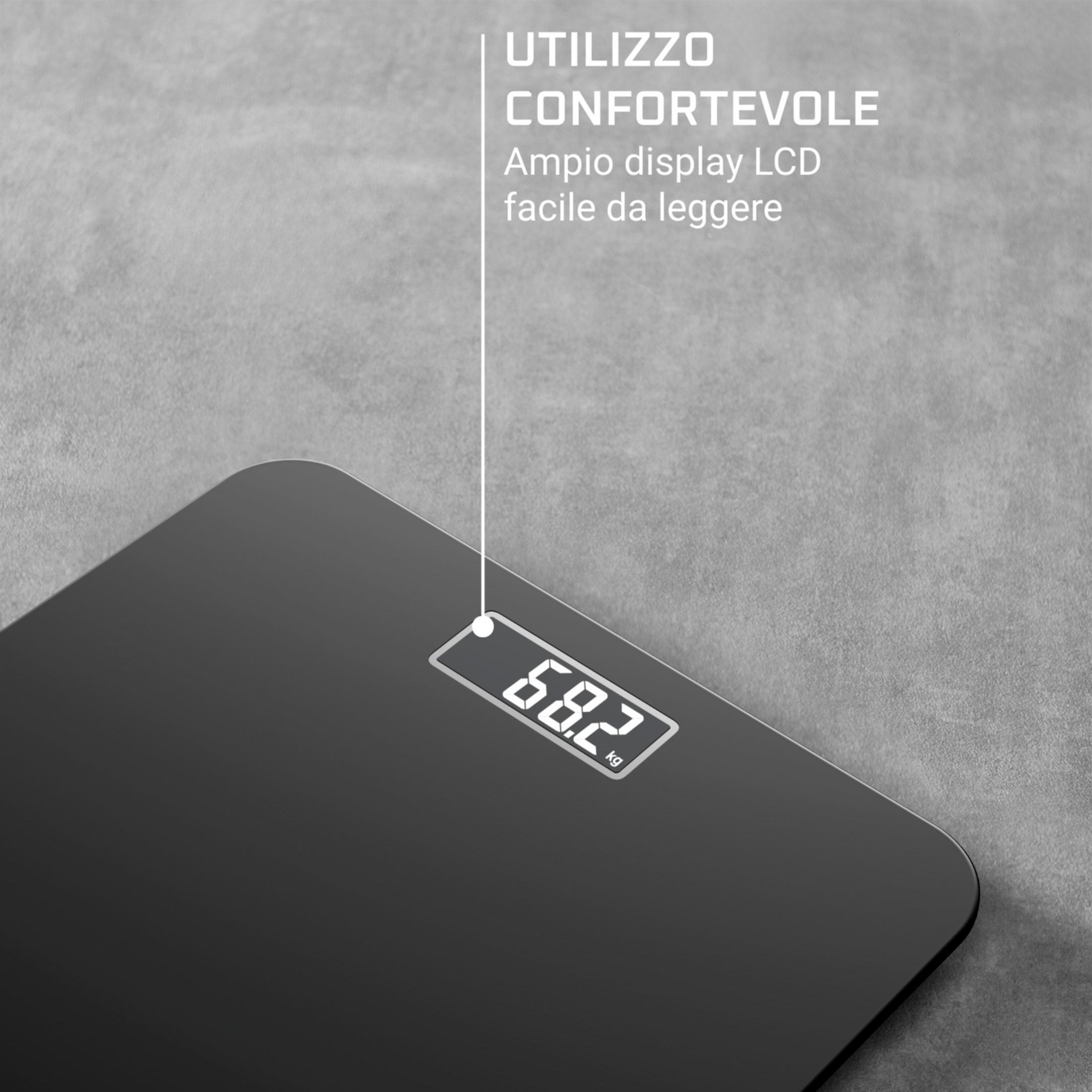 Schwarze Waage mit LCD-Anzeige, die 68,2 kg anzeigt.