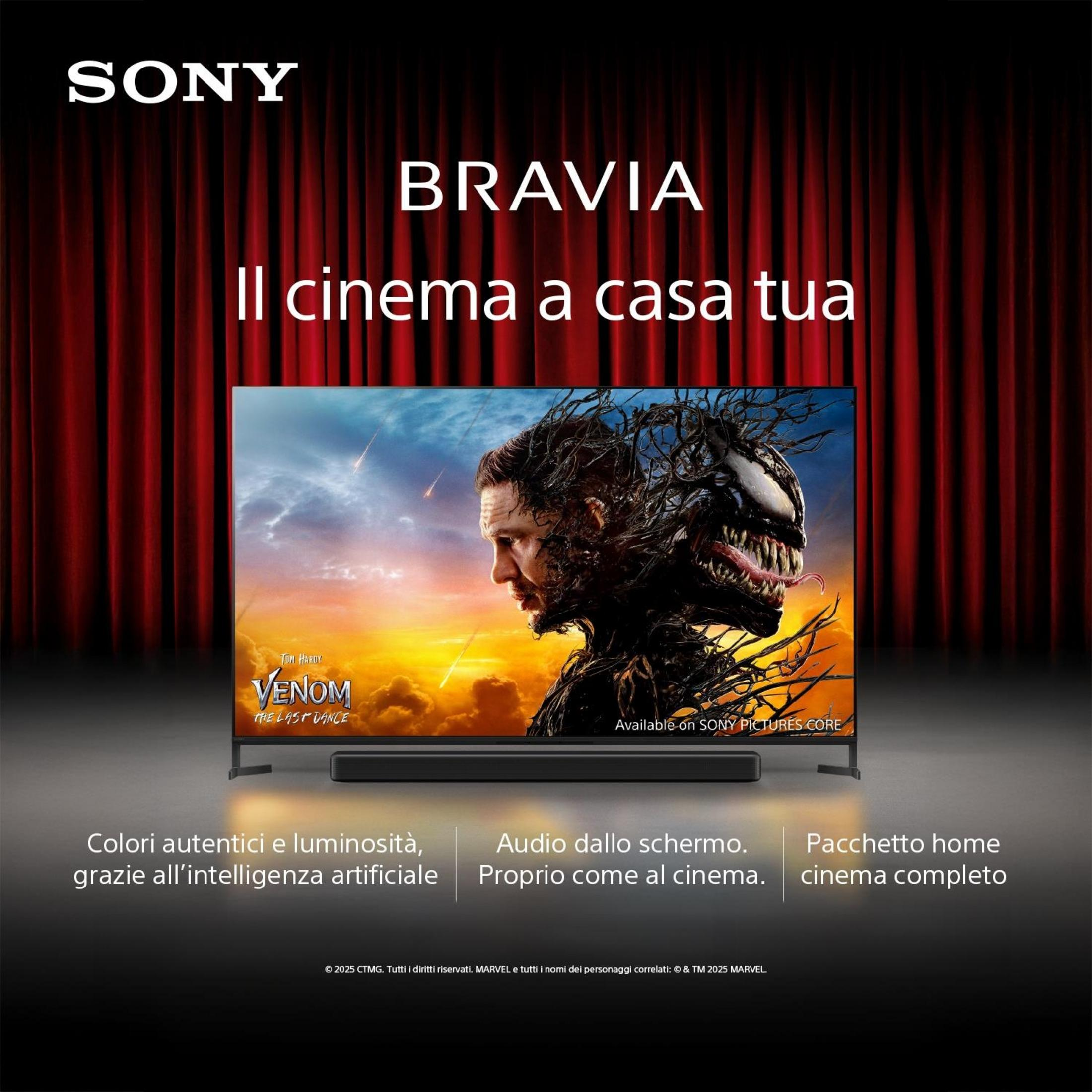 TV Sony Bravia mostra Venom. Sfondo con tenda rossa. Cinema a casa.