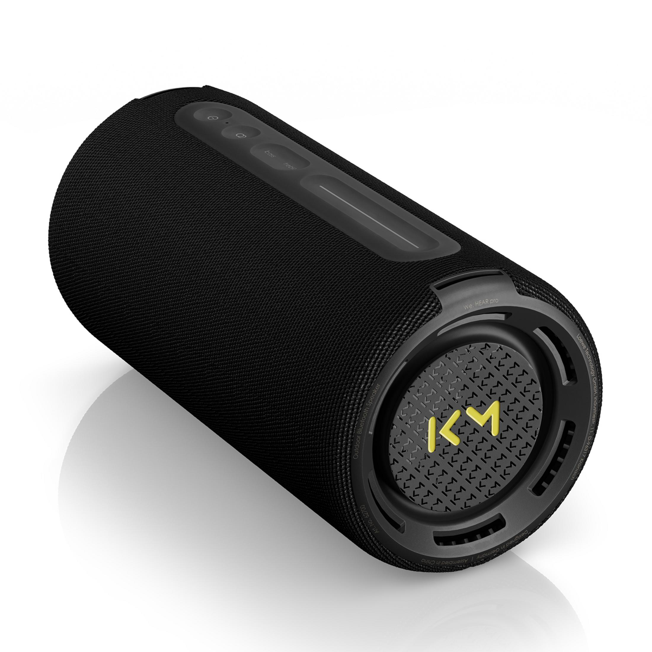 Czarny, cylindryczny głośnik Bluetooth z żółtym logo KM i przyciskami.