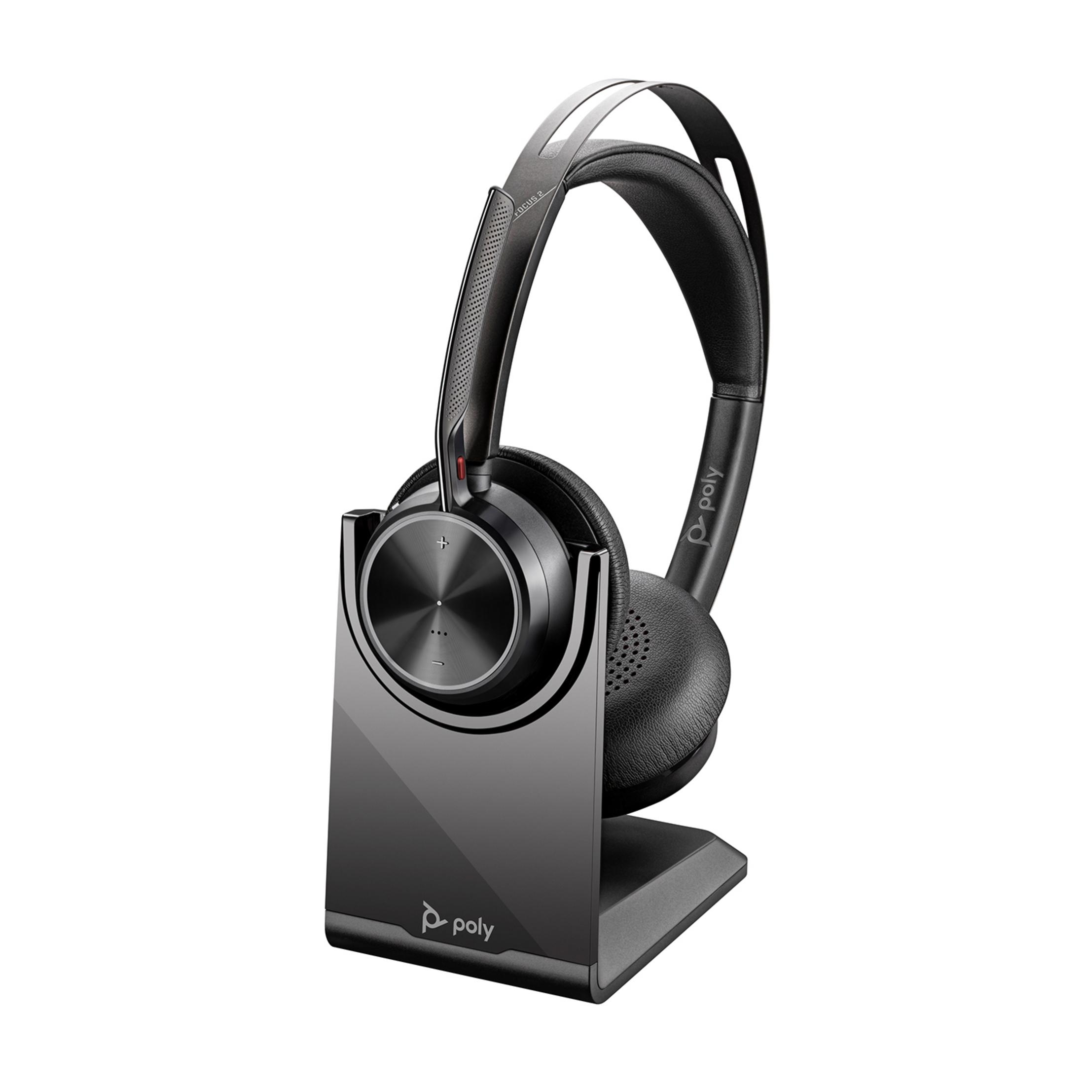 Schwarze Over-Ear-Kopfhörer mit Mikrofon auf einem Ladefuß mit Poly-Logo.