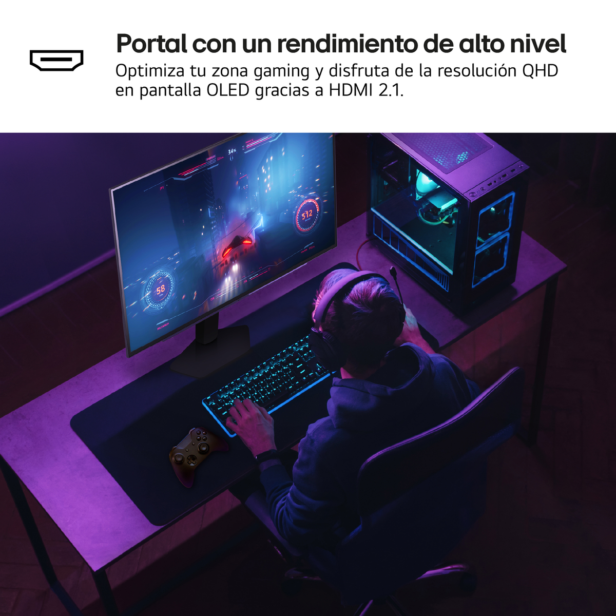 Gracz w słuchawkach gra na komputerze gamingowym z podświetlaną klawiaturą i myszką.