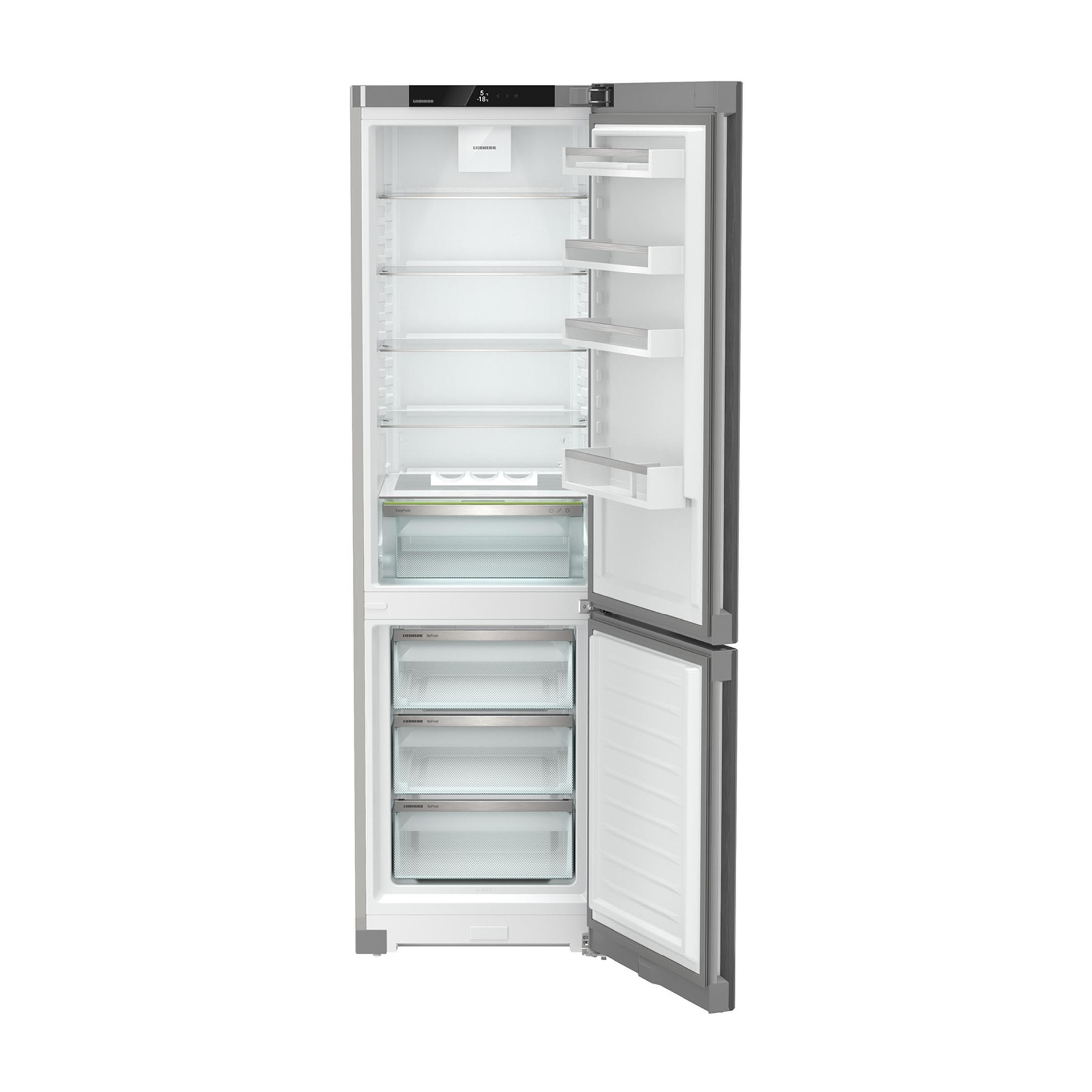 Un refrigerador abierto con estantes de vidrio y cajones sobre fondo blanco.