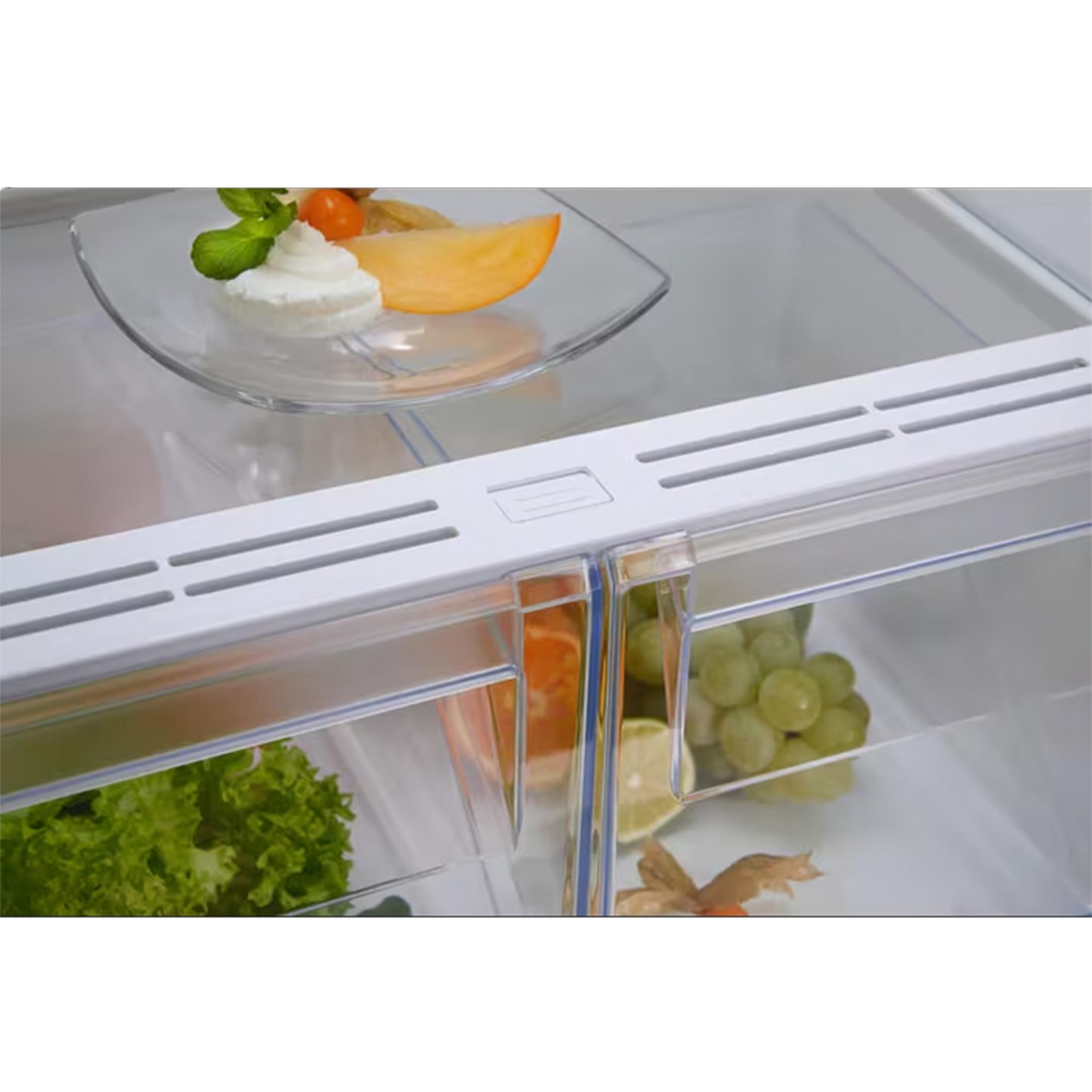 Żywność w szufladach lodówki: sałata, winogrona, pomarańcza, miechunka, śmietana.