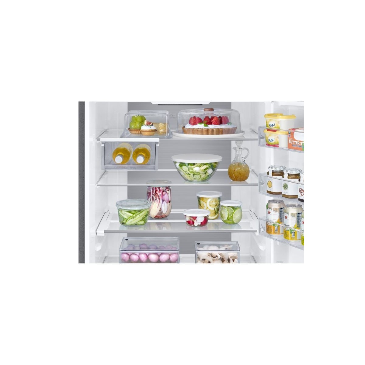 Ripiani del frigorifero con cibo: torta, frutta, verdura, barattoli, lattine e burro.