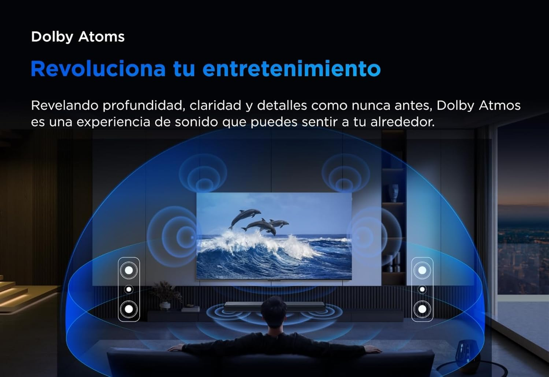 Mężczyzna siedzi na kanapie, ogląda TV z delfinami. Fale dźwiękowe Dolby Atmos.