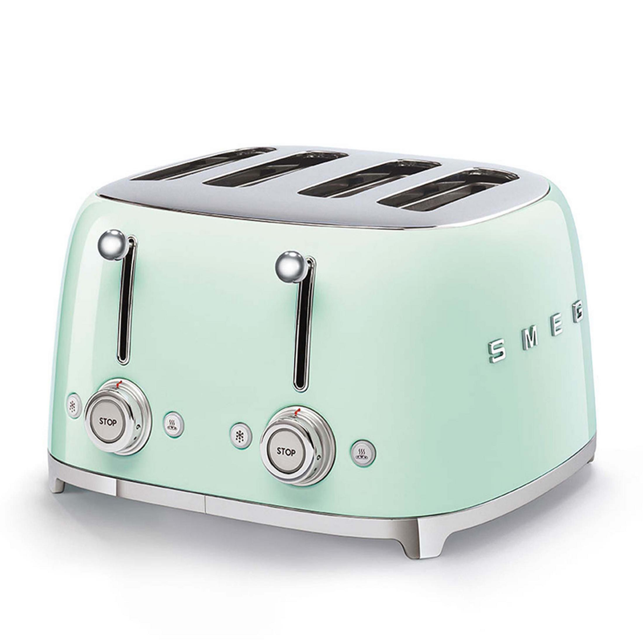 Ein mintgrüner Smeg-Toaster mit vier Schlitzen und Chromdetails.