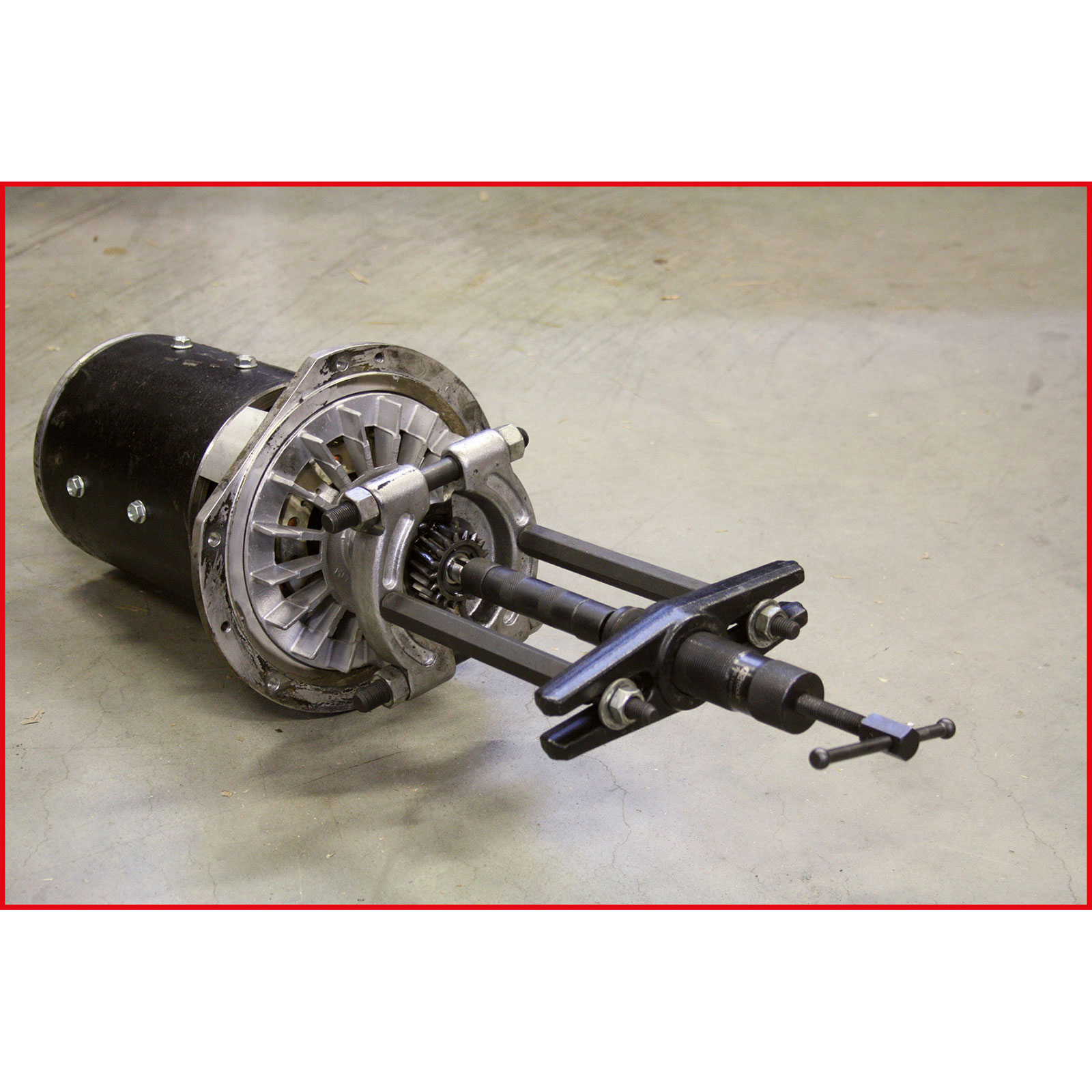 Ein schwarzer Motor mit einem Metallwerkzeug, das an der Vorderseite angebracht ist.