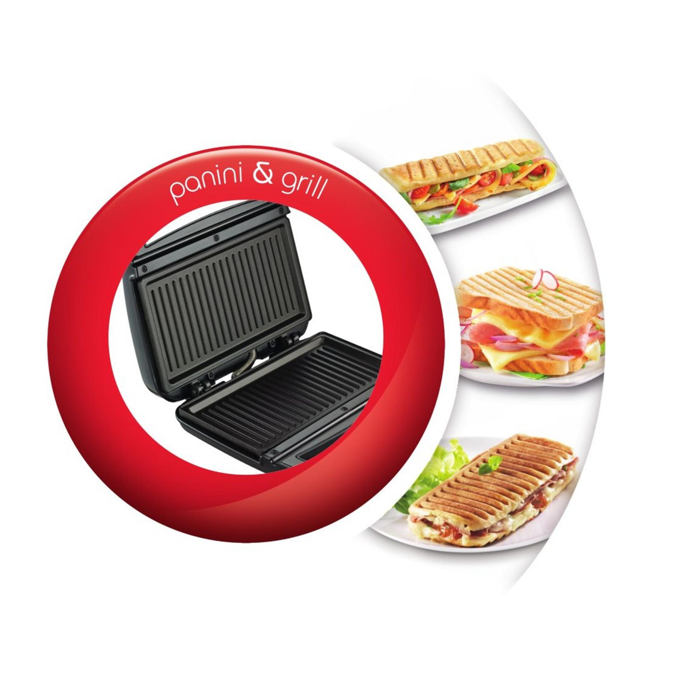 Otwarty grill do panini z trzema kanapkami.