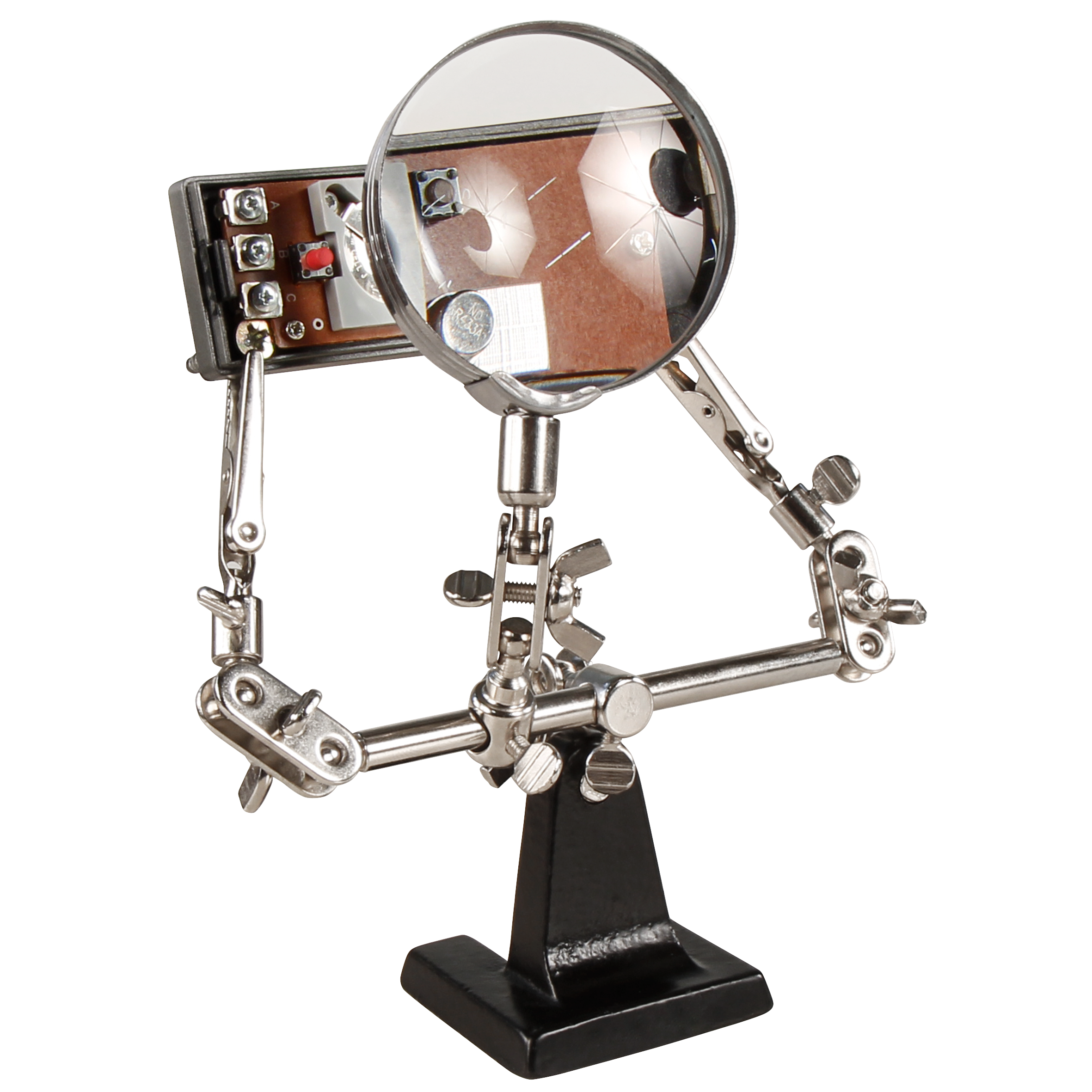 Ein Lötlupe mit Klemmen hält eine Platine mit Knöpfen und einem Bauteil.