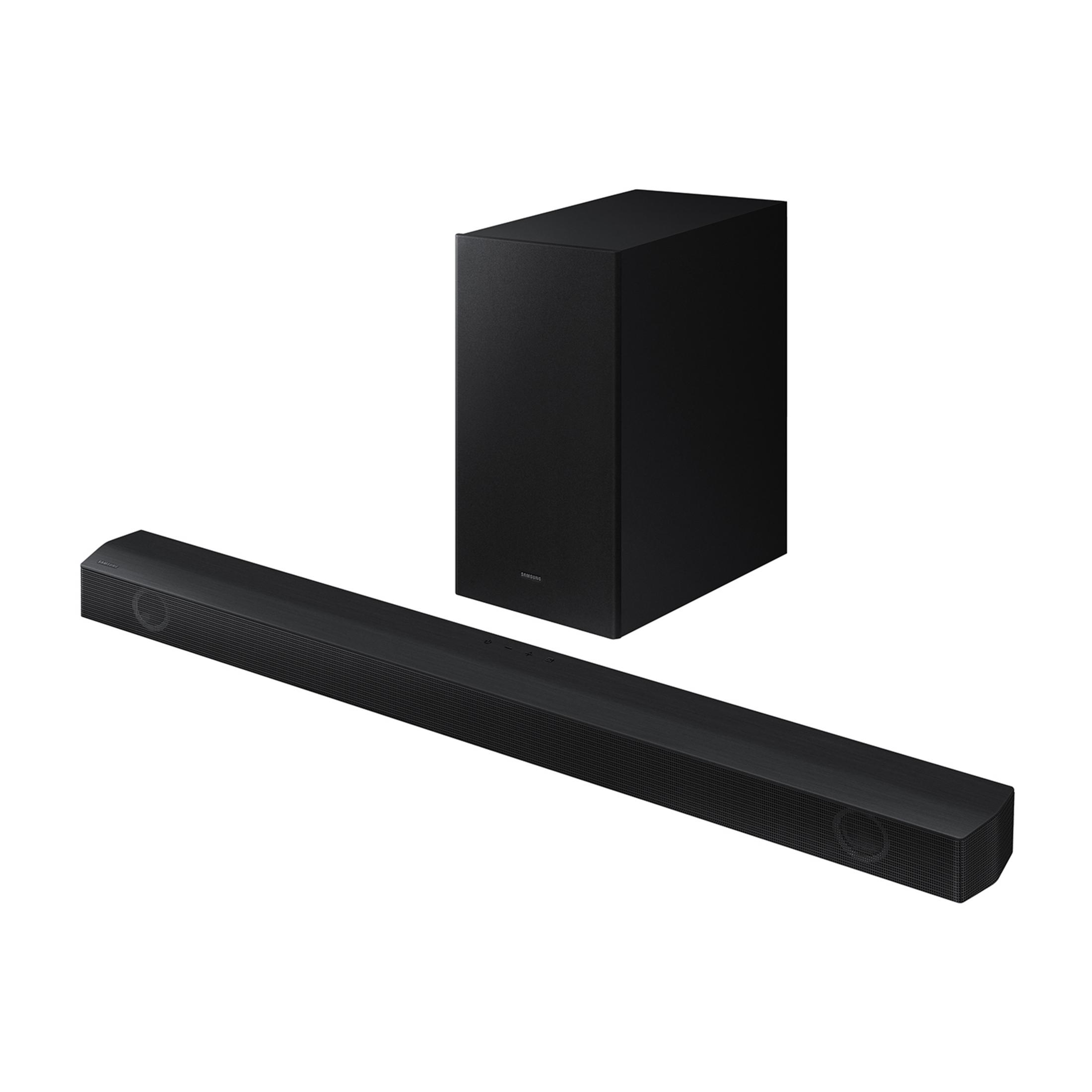Barra de sonido y subwoofer negros sobre fondo blanco.