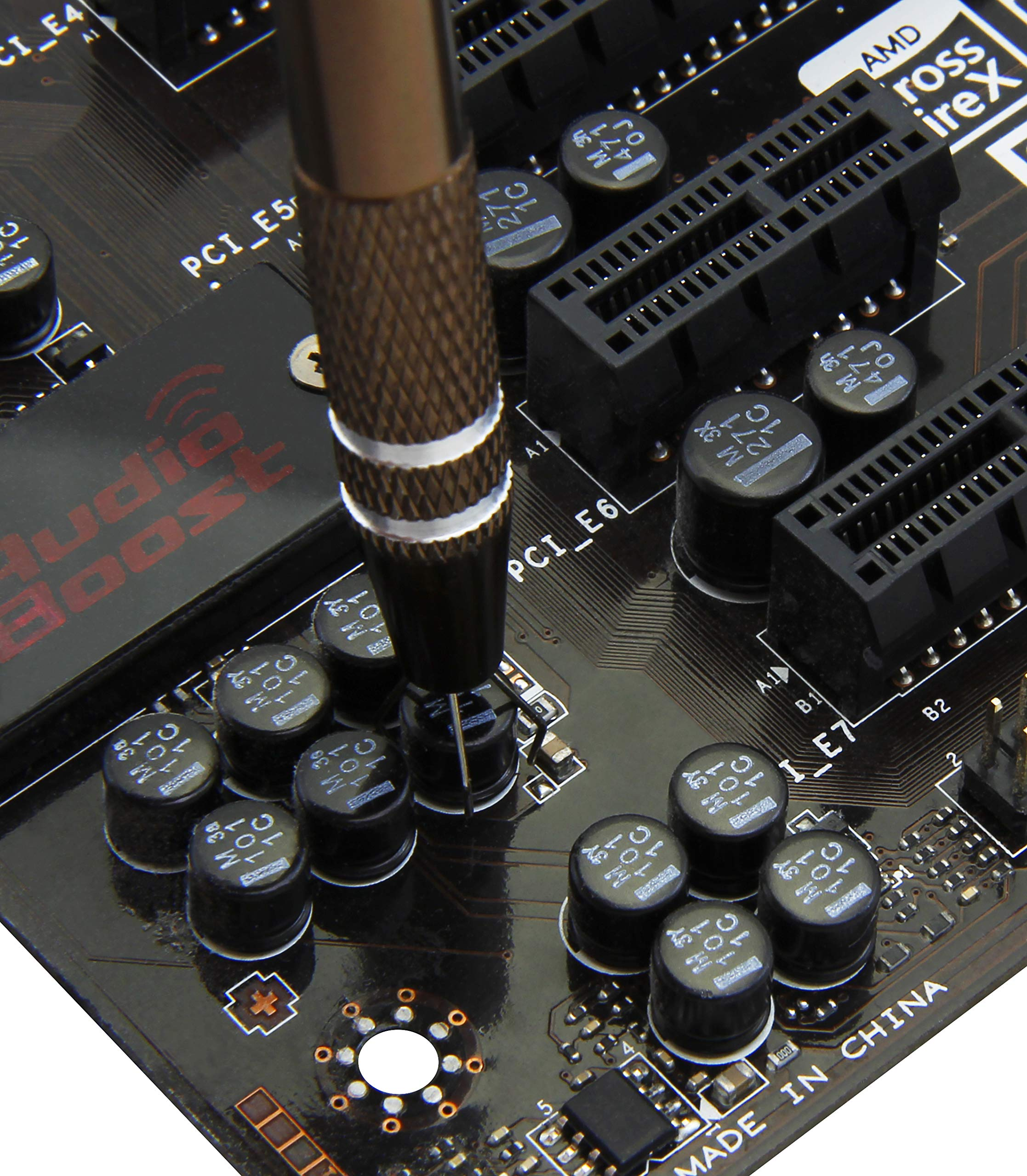 Ein Schraubendreher auf einer Hauptplatine mit Kondensatoren und PCI-E-Steckplätzen.