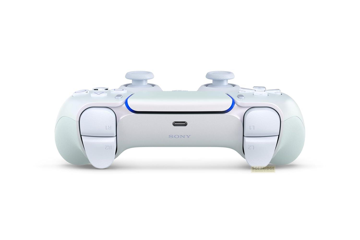 Biały kontroler PlayStation 5 z niebieskimi akcentami i joystickami.