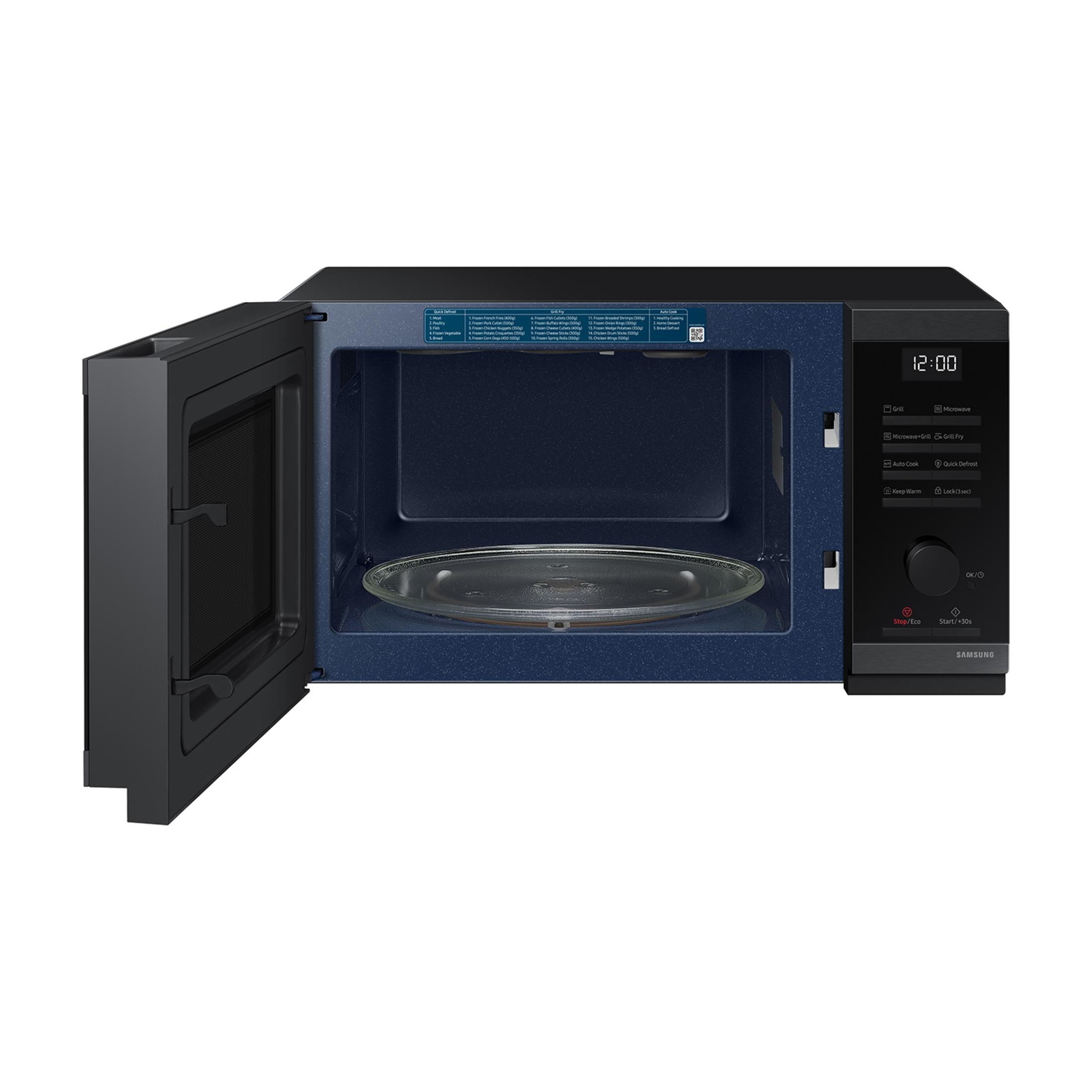 Czarna kuchenka mikrofalowa Samsung z otwartymi drzwiami, ukazująca szklany talerz obrotowy.