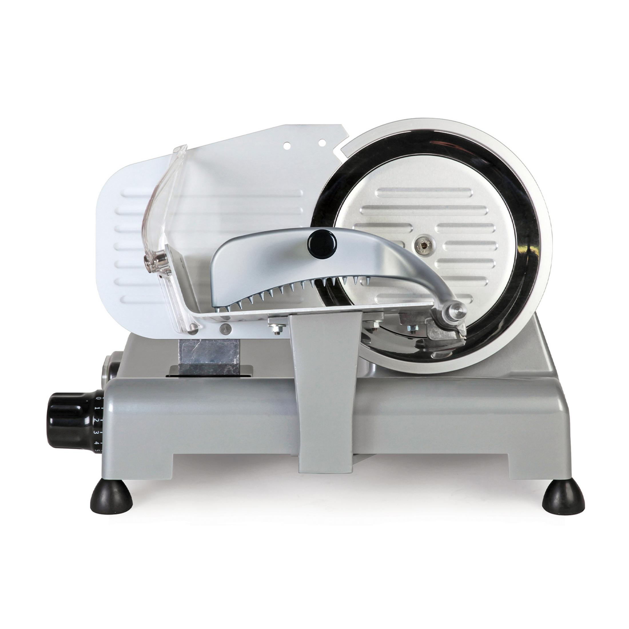 Srebrna krajalnica do mięsa z ząbkowanym ostrzem i przezroczystą osłoną.