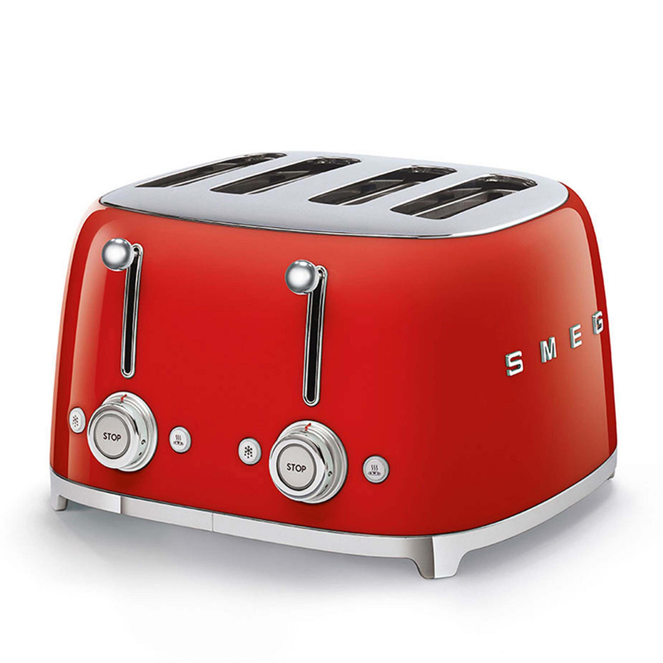Una tostadora Smeg roja con detalles cromados y cuatro ranuras.