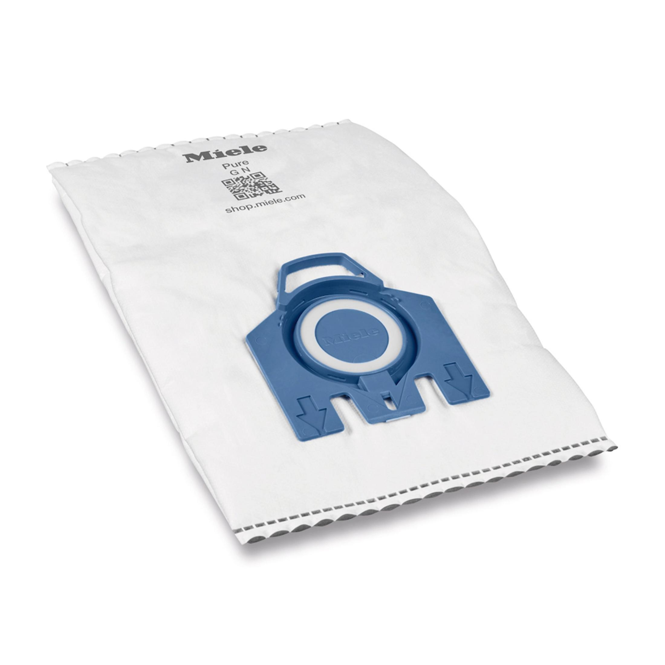 Ein weißer Miele Staubbeutel mit blauem Anschlussstück und QR-Code.
