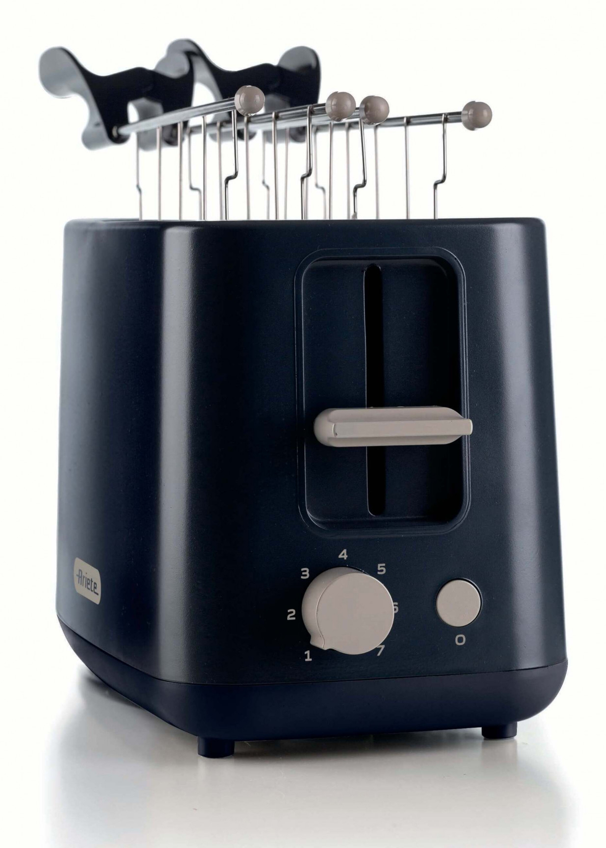 Ciemnoniebieski toster z chromowanym podgrzewaczem do bułek i szarymi pokrętłami.