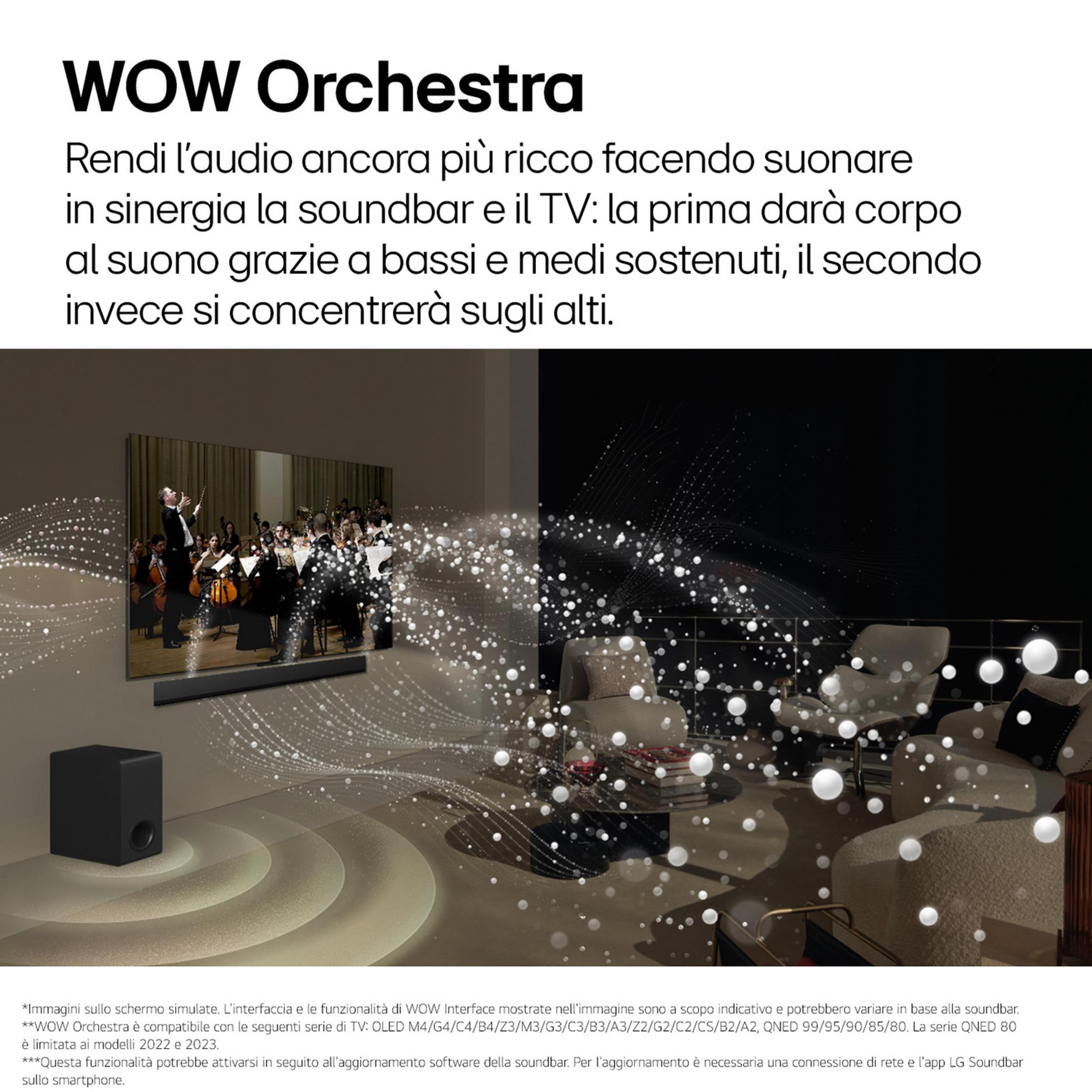 Orchestra su schermo TV, soundbar davanti, effetti sonori astratti.