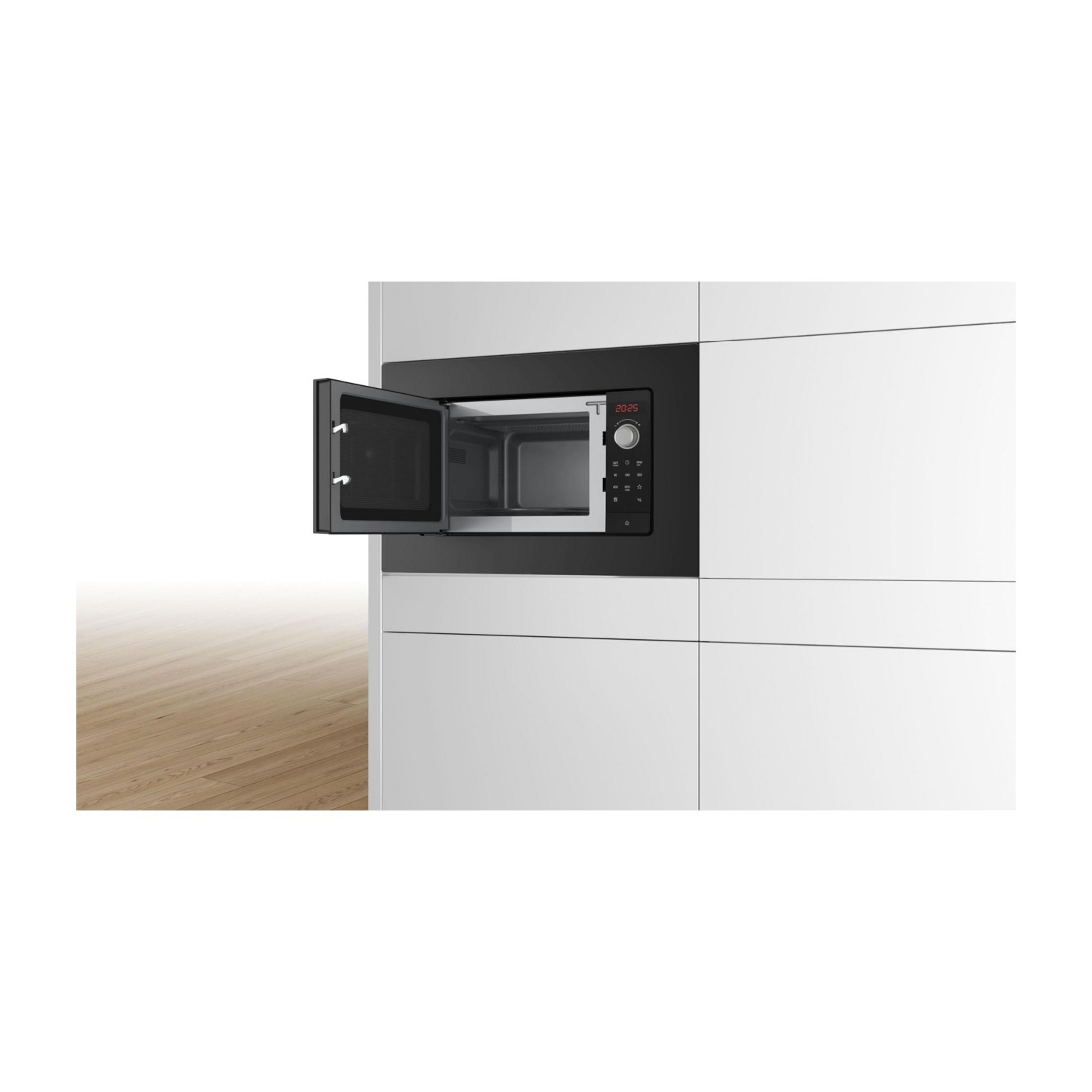 Kuchenka mikrofalowa do zabudowy z otwartymi drzwiami, czarny panel sterowania z czerwoną cyfrową.