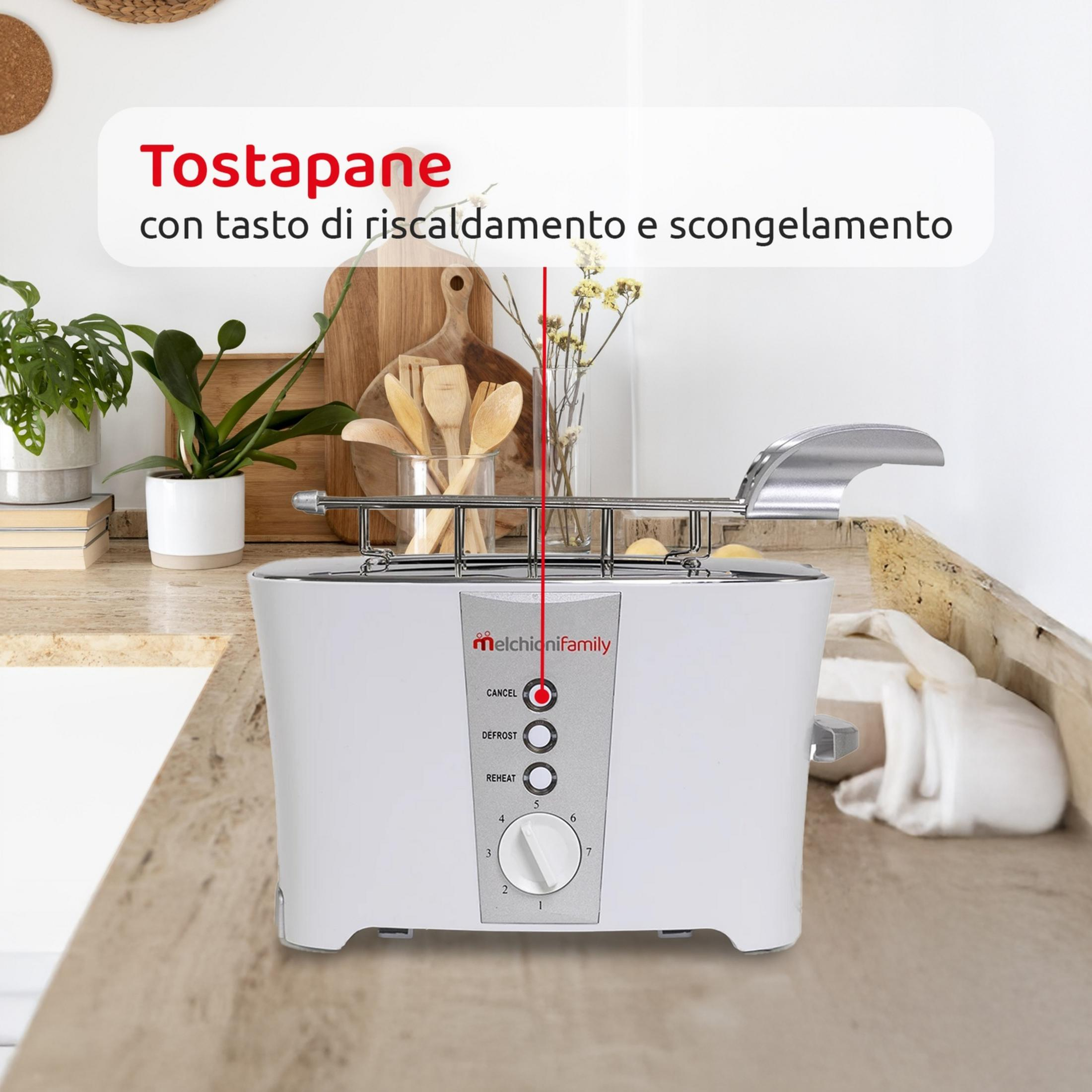 Biały toster ze srebrnymi akcentami stoi na blacie kuchennym. Posiada przyciski sterujące.