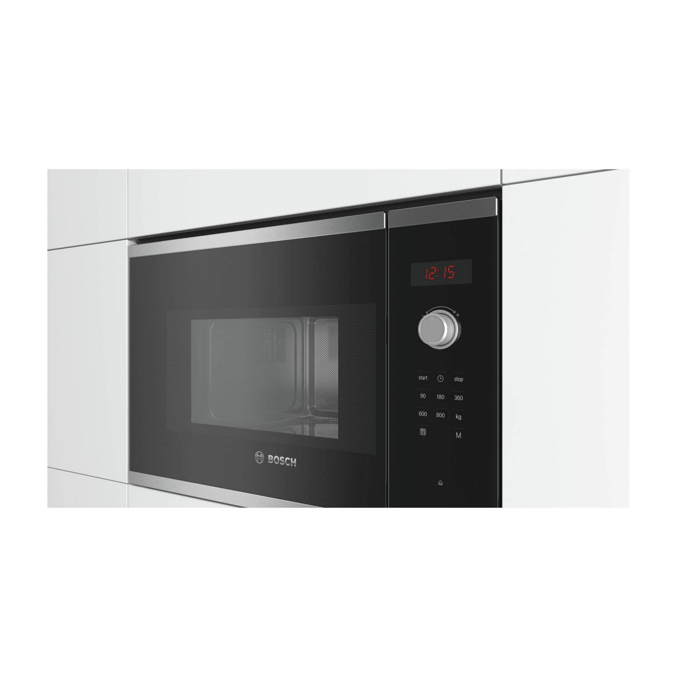 Un moderno forno a microonde da incasso con porta in vetro nero e cornice in acciaio.