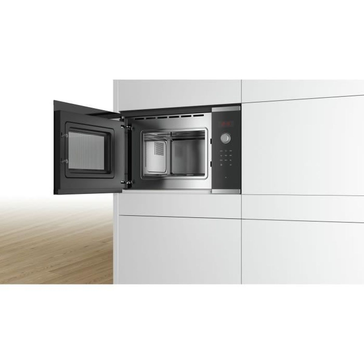 Forno da incasso moderno con porta aperta, interno in acciaio inox e pannello nero.