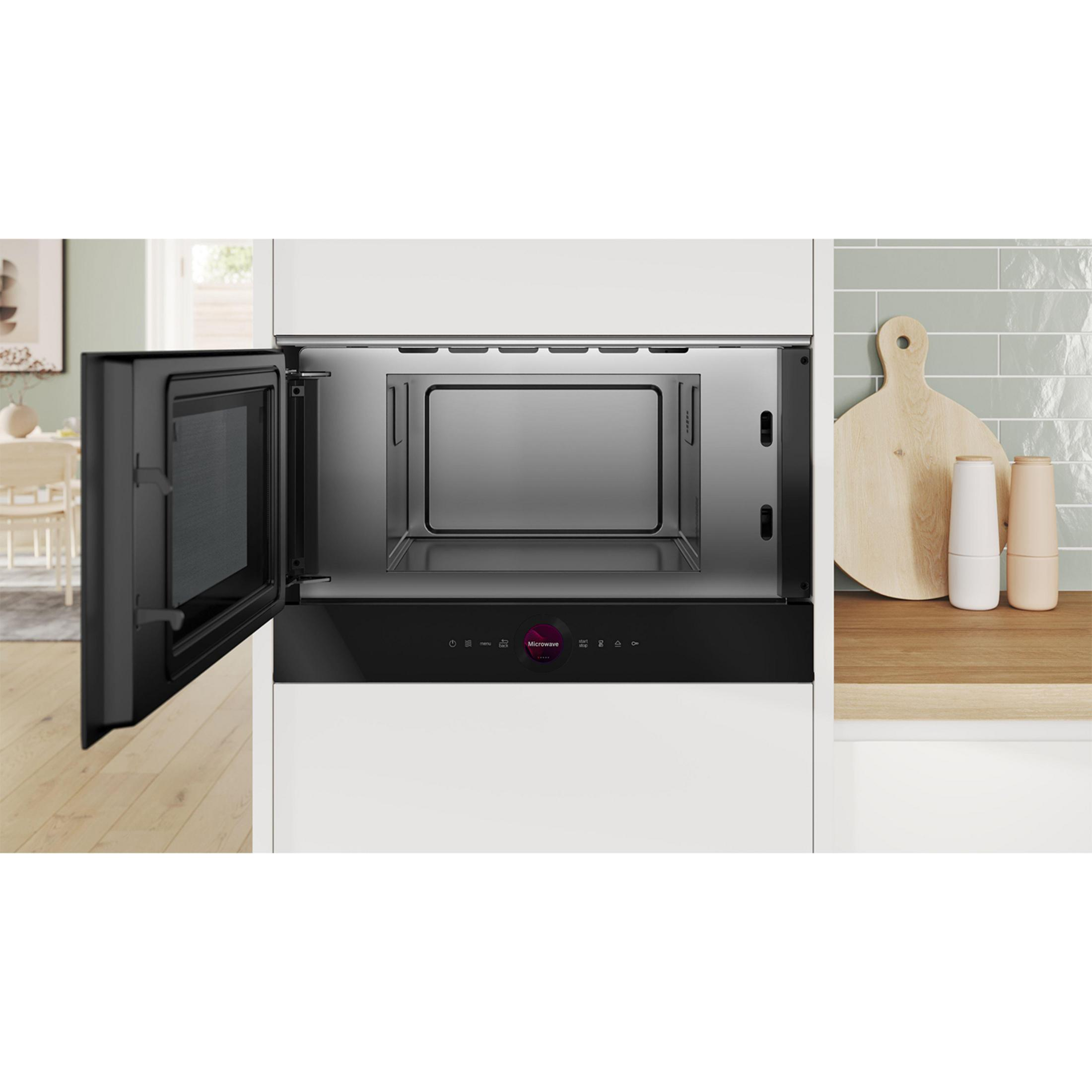 Un forno da incasso moderno con porta aperta e pannello touch.