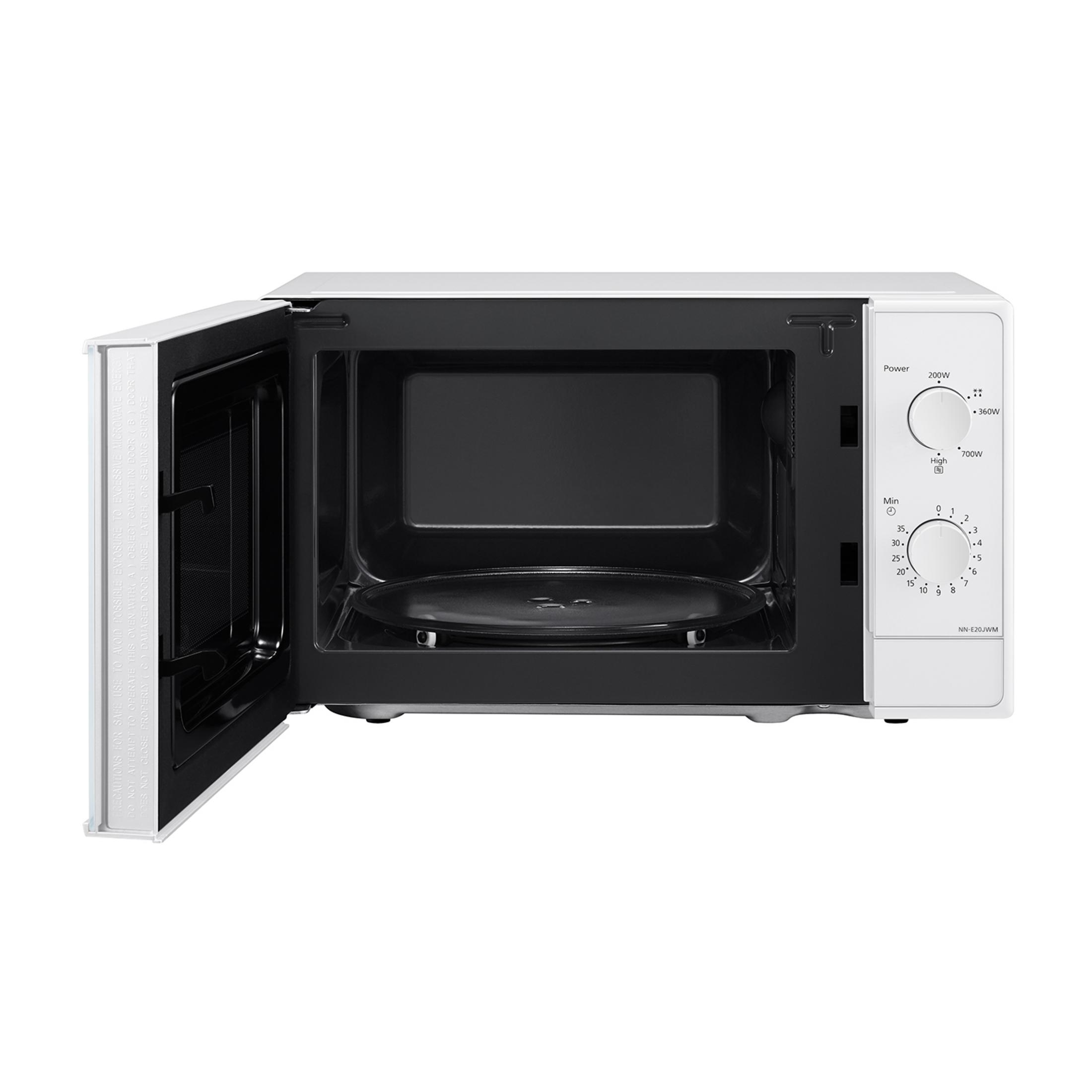 Un microondas blanco con la puerta abierta, mostrando el plato giratorio y los controles.