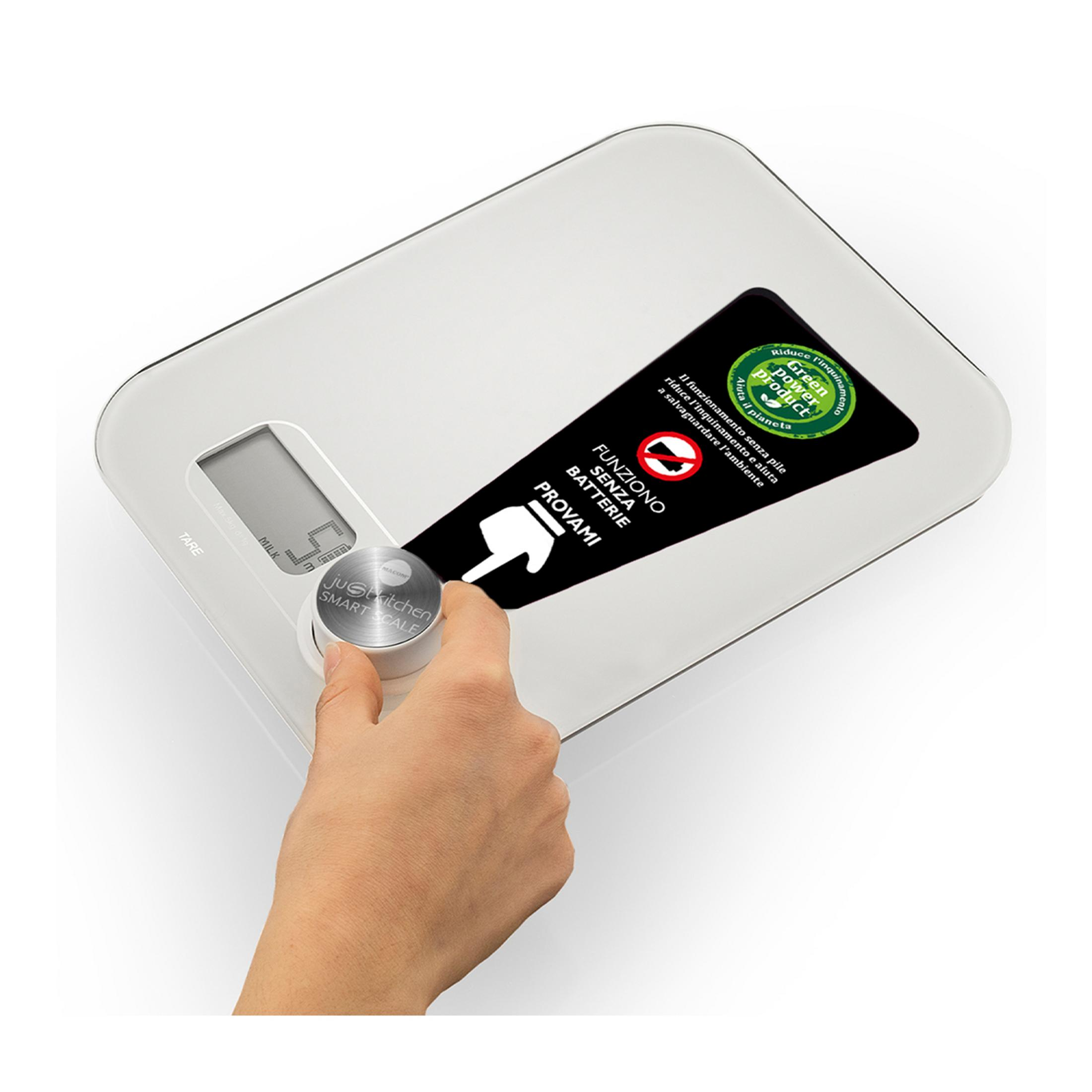 Dłoń obraca pokrętłem białej wagi kuchennej. Na wyświetlaczu widnieje '3'.