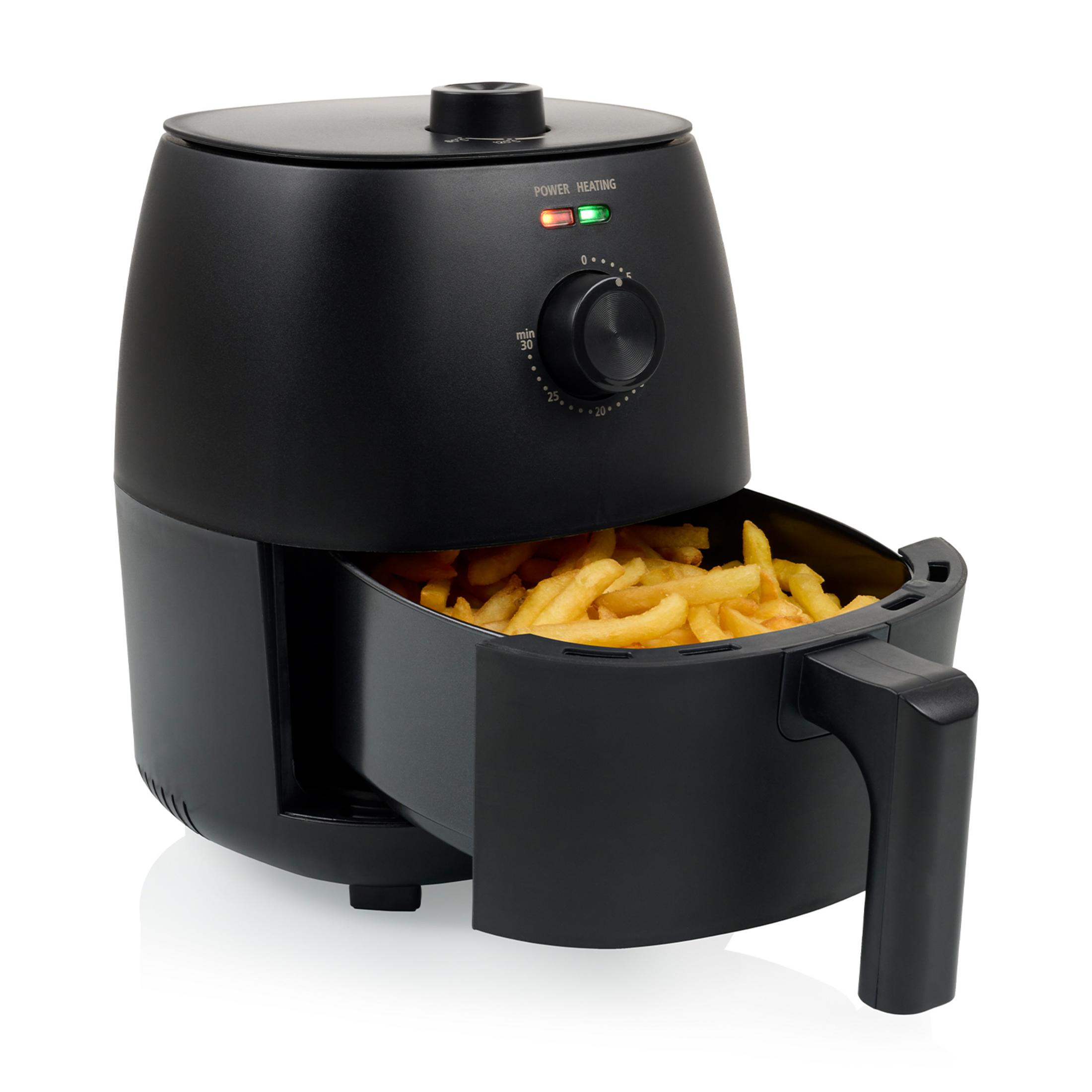 Schwarze Heißluftfritteuse mit gefülltem Korb mit Pommes Frites.