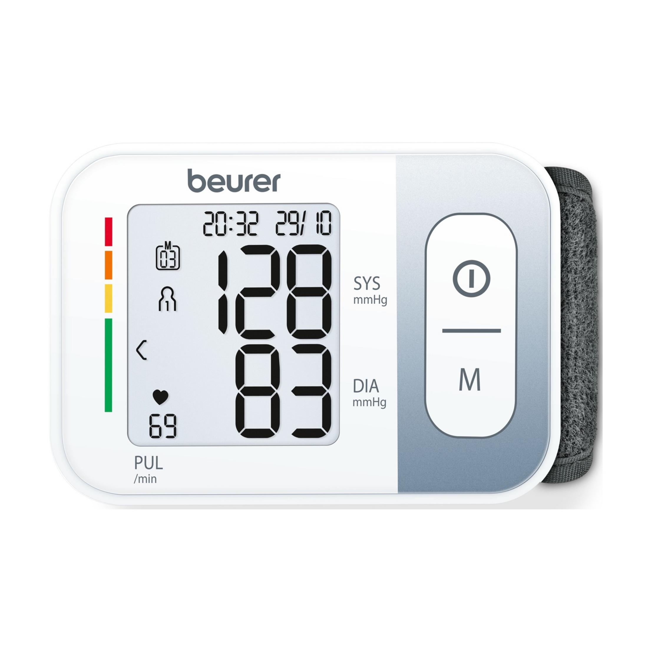 Un tensiómetro de brazo Beurer blanco con pantalla digital que muestra 128/83 mmHg.