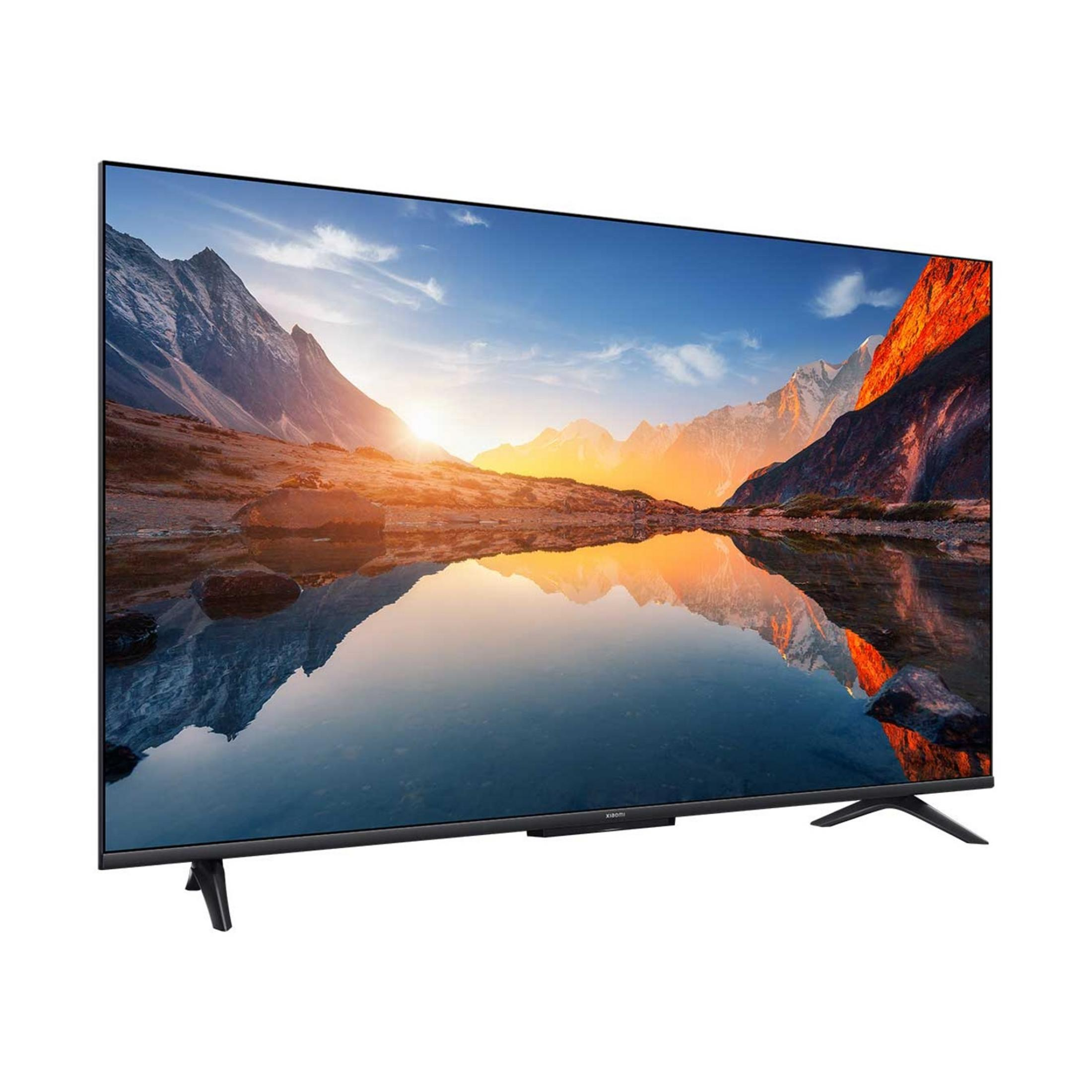 Nowoczesny telewizor z widokiem na zachód słońca nad jeziorem górskim.