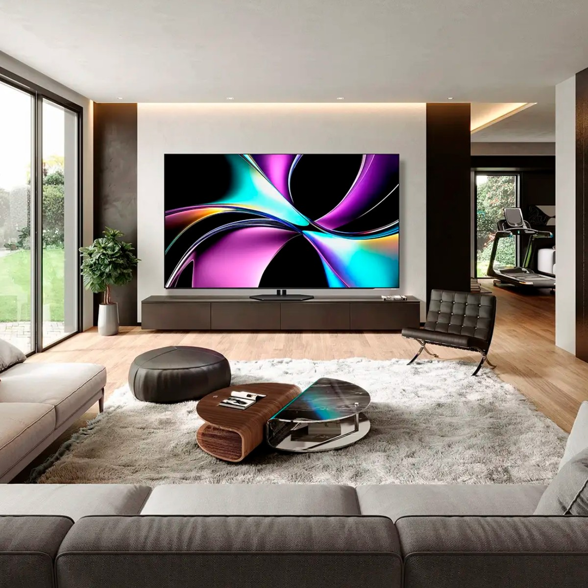 Soggiorno moderno con un grande televisore che mostra un'immagine astratta.