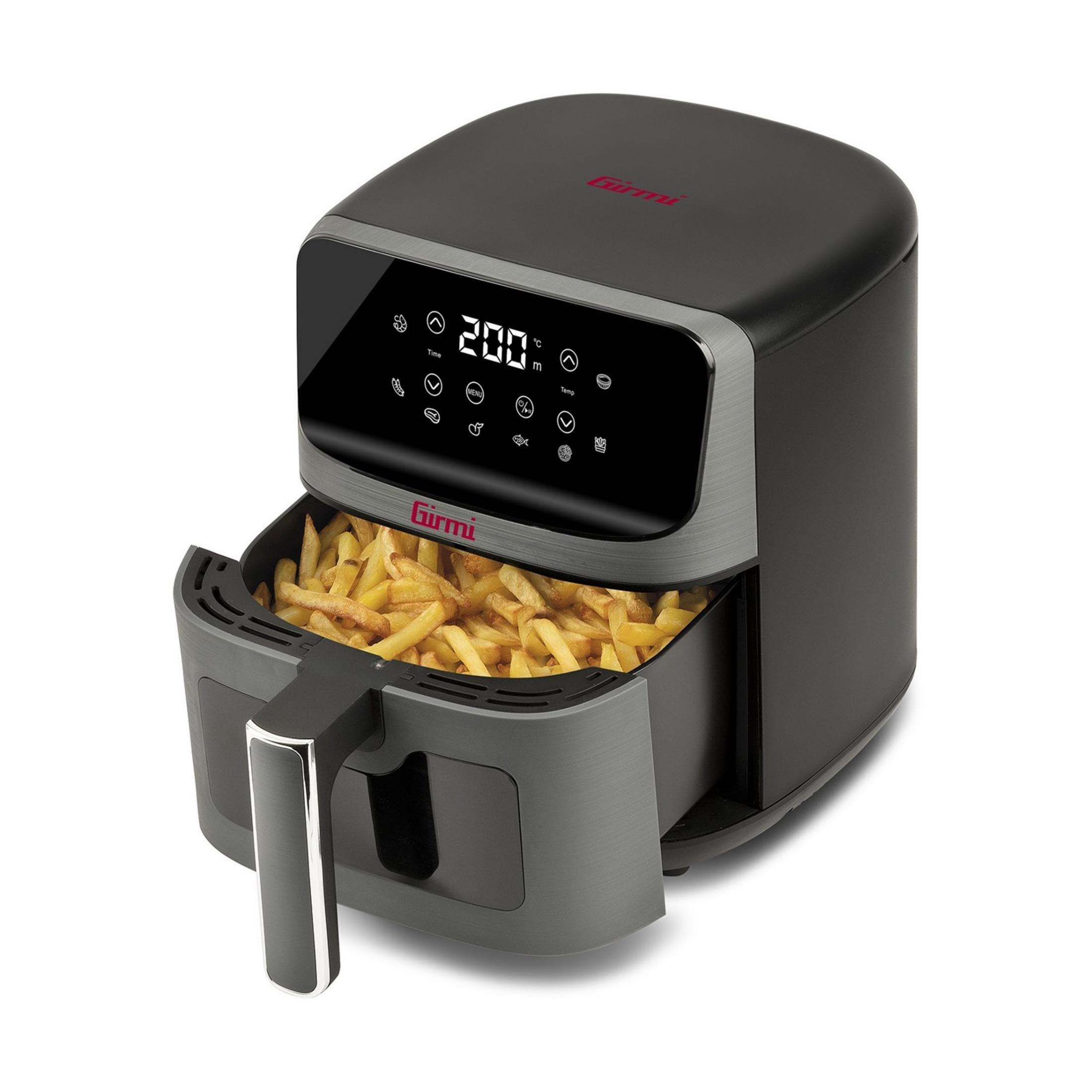 Eine schwarze Heißluftfritteuse mit einem Korb voller goldener Pommes Frites.