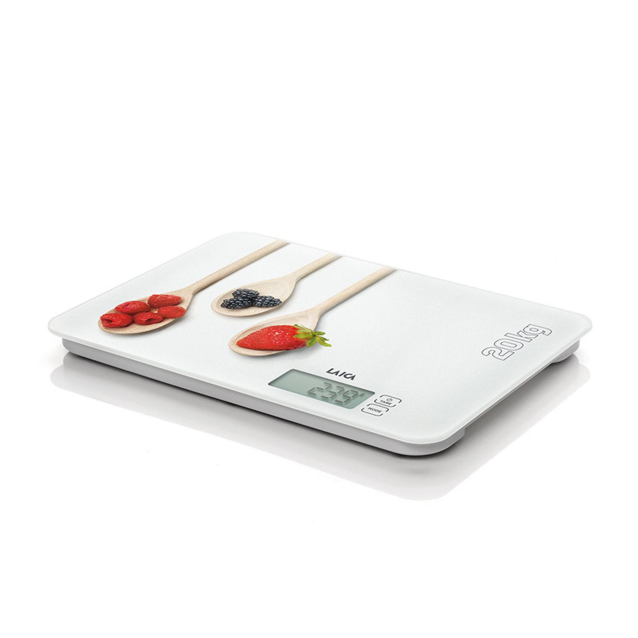 Biała cyfrowa waga kuchenna z trzema drewnianymi łyżkami zawierającymi jagody i truskawkę.