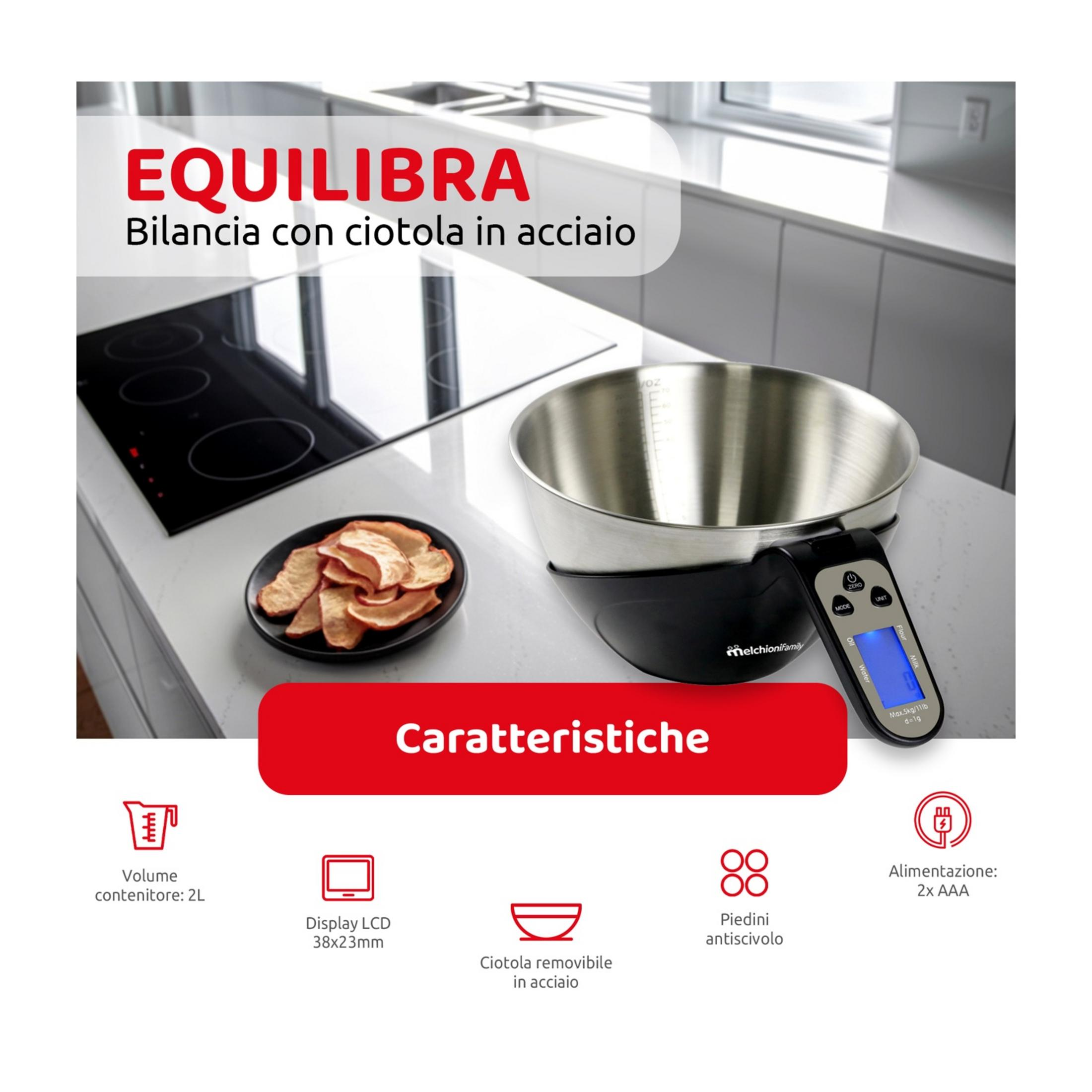 Eine digitale Küchenwaage mit Edelstahlschüssel und kleinem Teller mit Apfelscheiben.