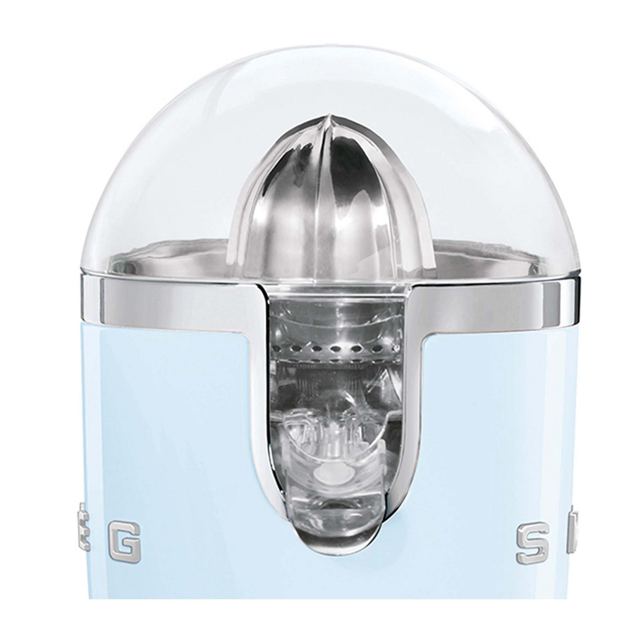 Jasnoniebieska wyciskarka do cytrusów ze srebrnym dzióbkiem i przezroczystą pokrywą.