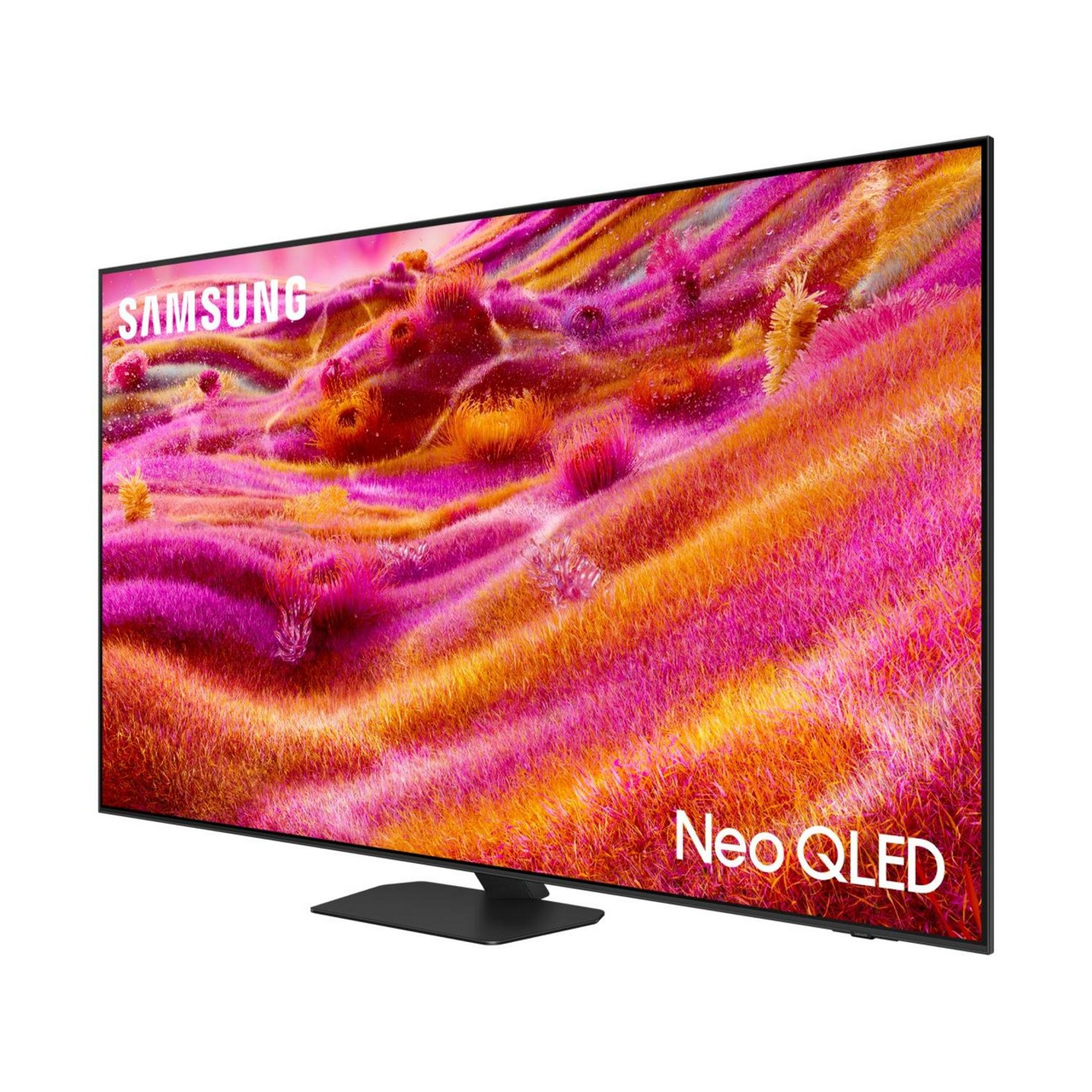 Un TV Samsung Neo QLED che mostra un'immagine di erba rosa e arancione.