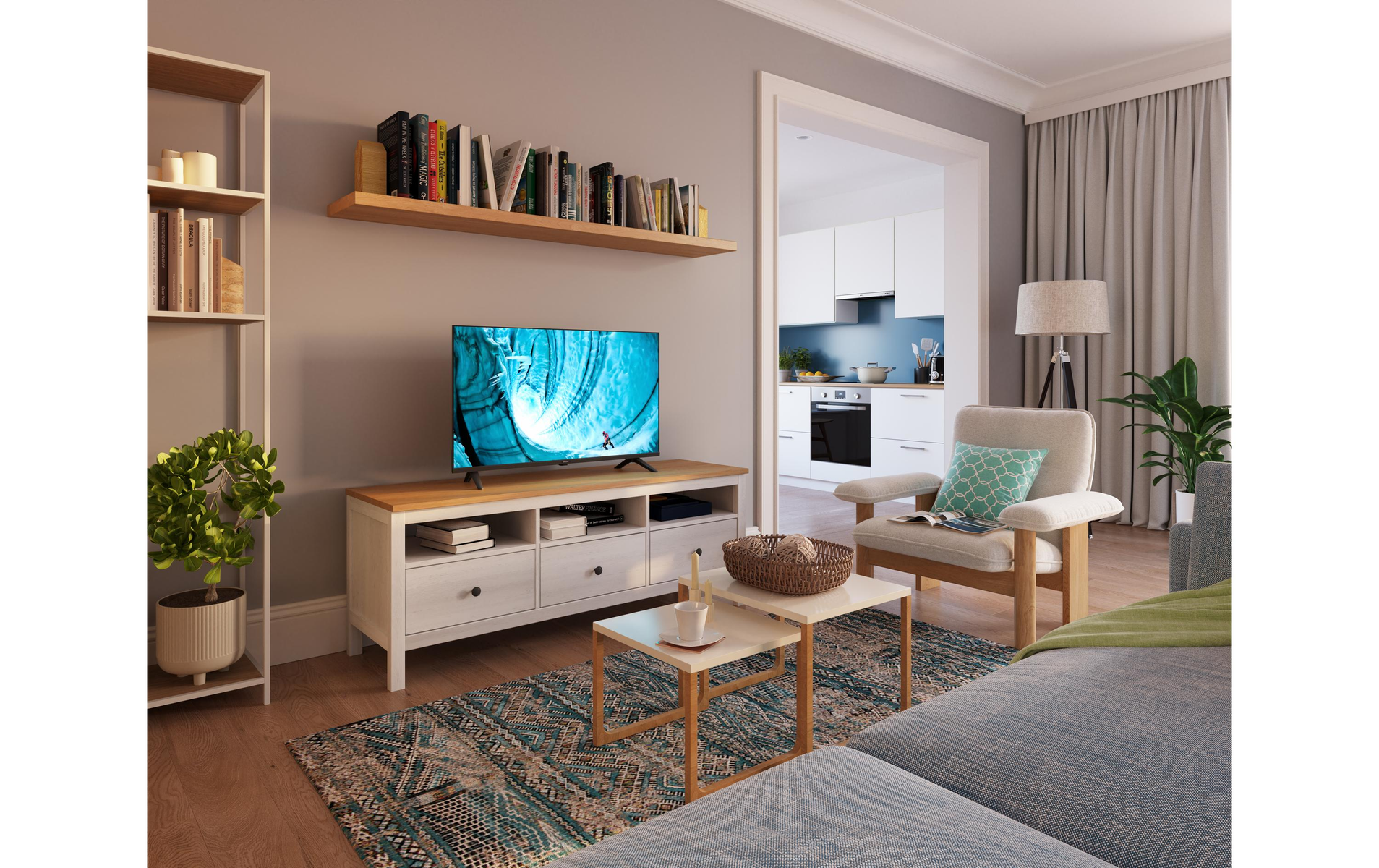 Salon z telewizorem, regałem, fotelem i widokiem na kuchnię.