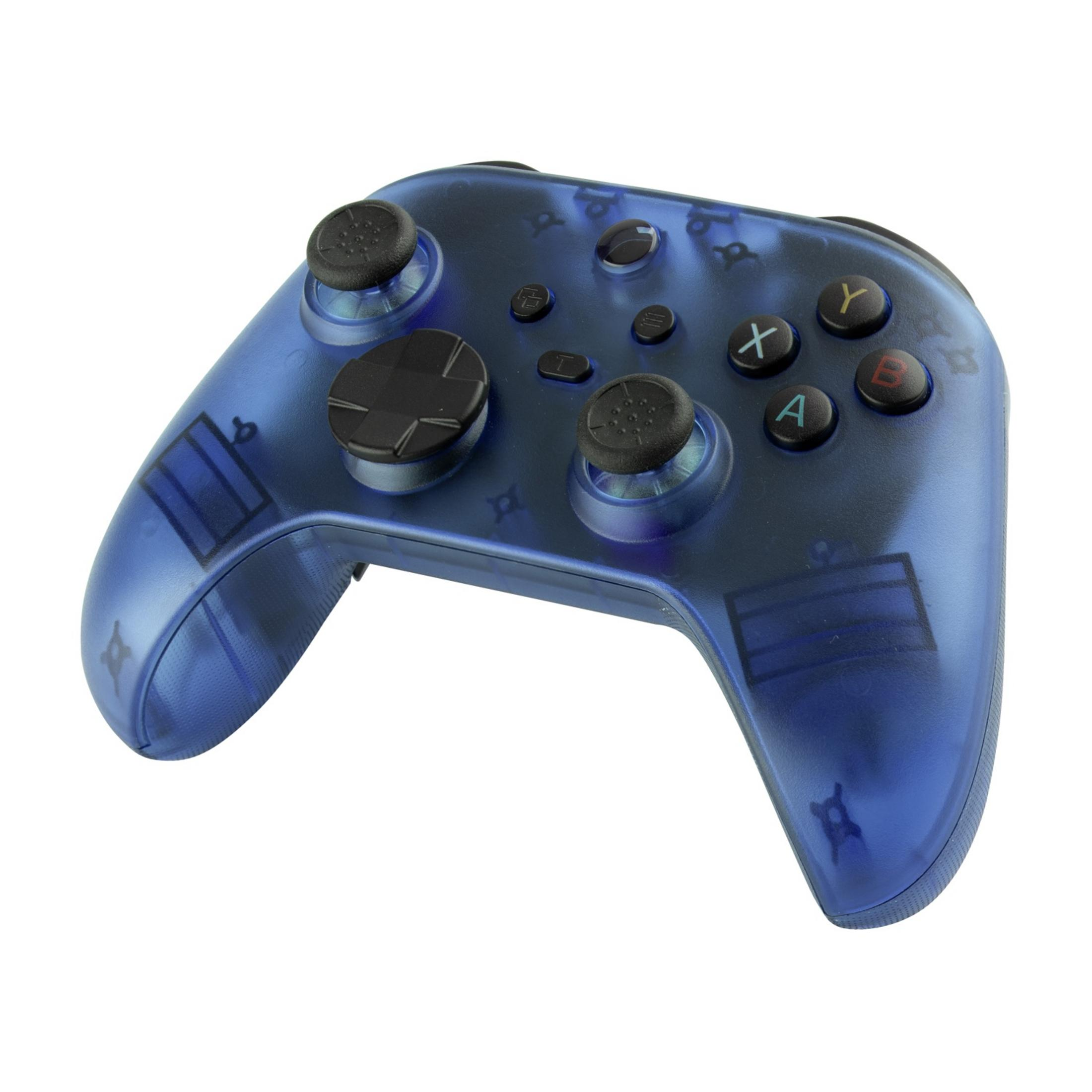 Un controller di gioco blu trasparente con pulsanti e joystick neri.