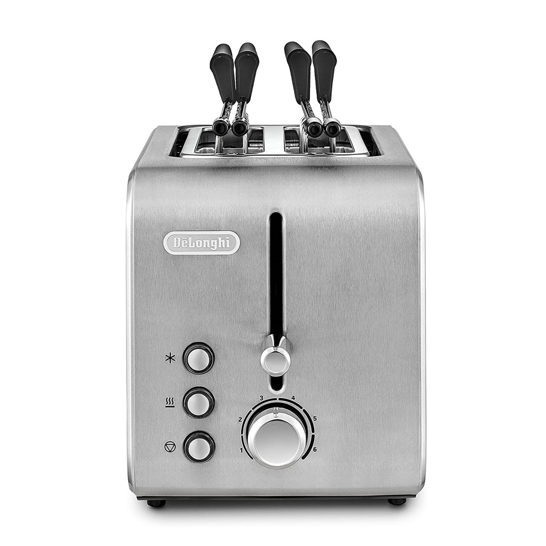 Srebrny toster DeLonghi na 4 kromki z elementami sterującymi i wysuwanymi dźwigniami.