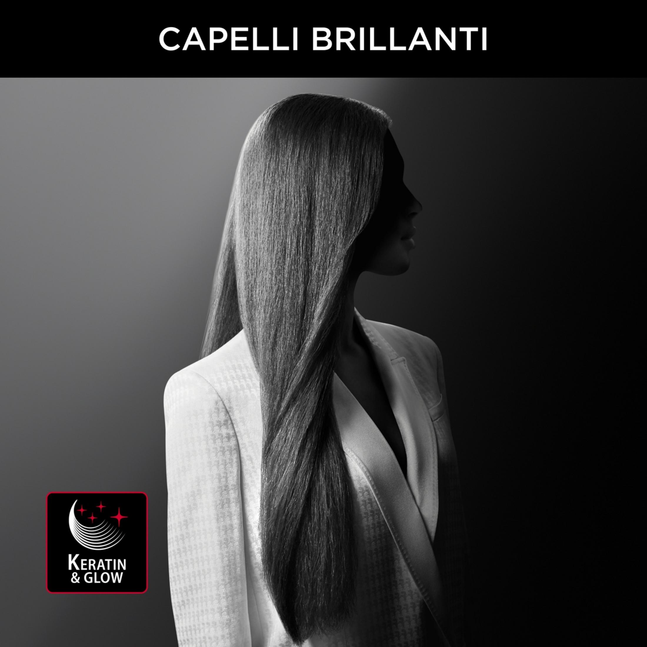 Kobieta z długimi, lśniącymi włosami w marynarce. Logo w lewym dolnym rogu.