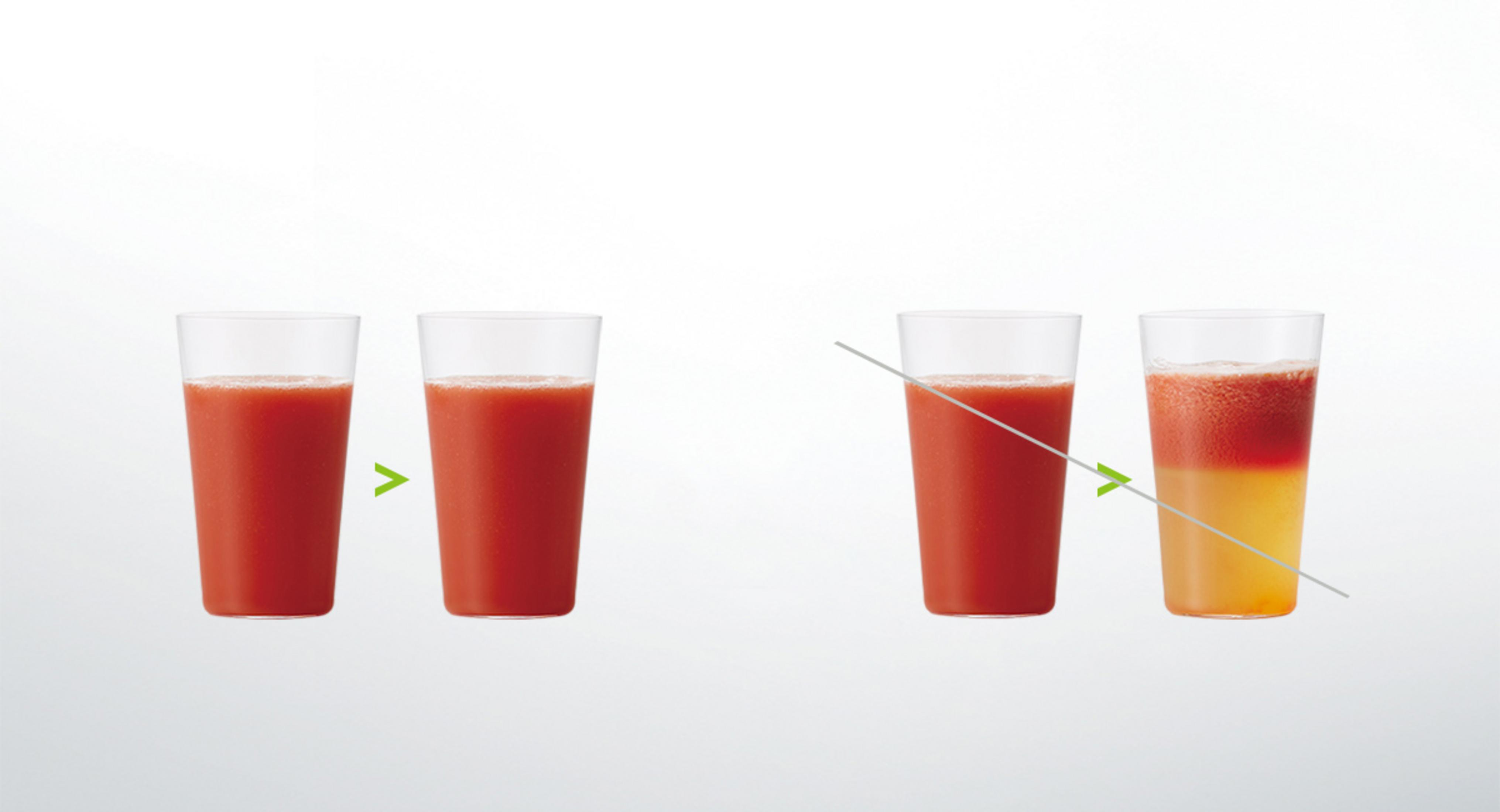 Vier Gläser mit Saft, zwei sind rot, zwei sind geschichtet.