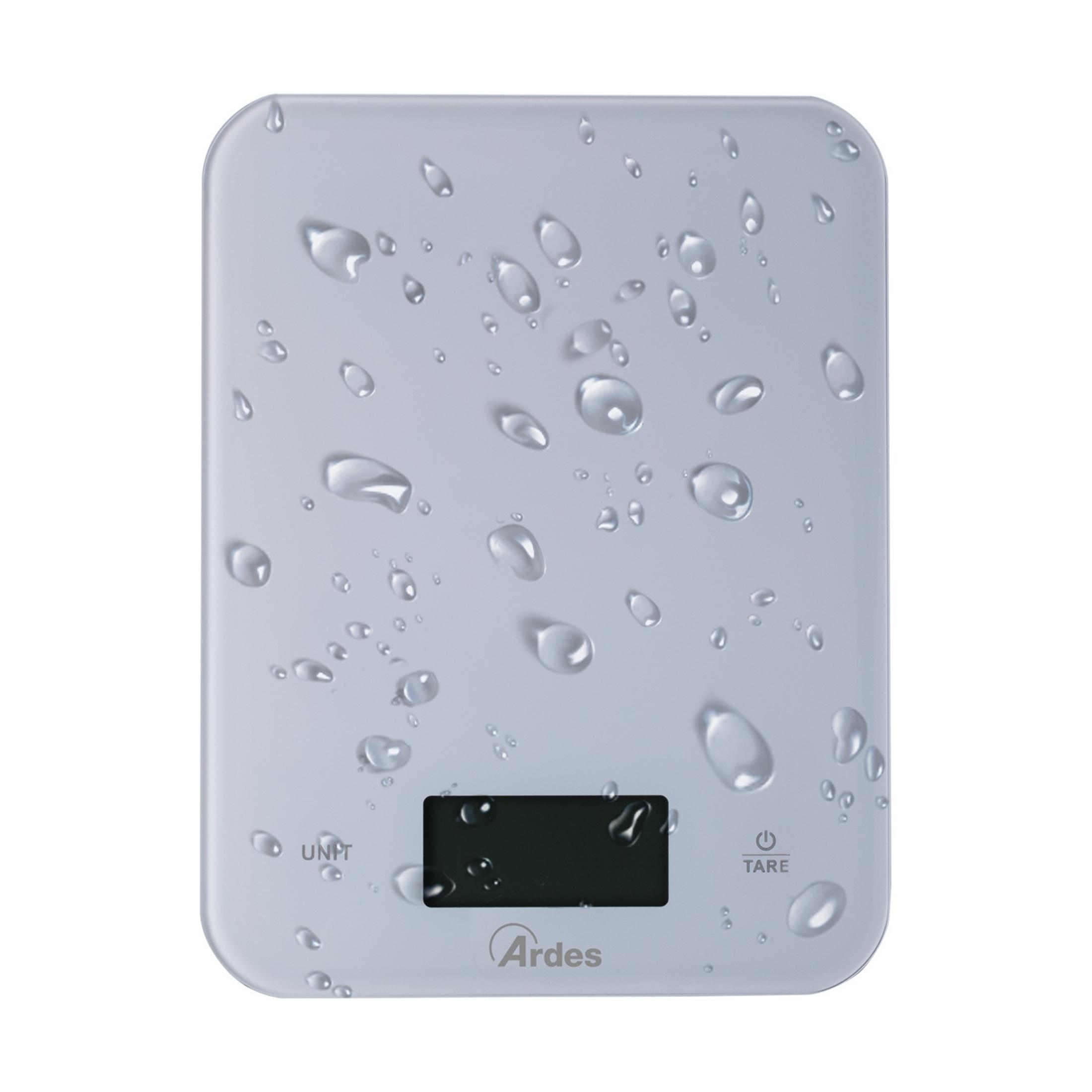 Eine graue digitale Küchenwaage mit Wassertropfen, schwarzem Display und Ardes-Logo.