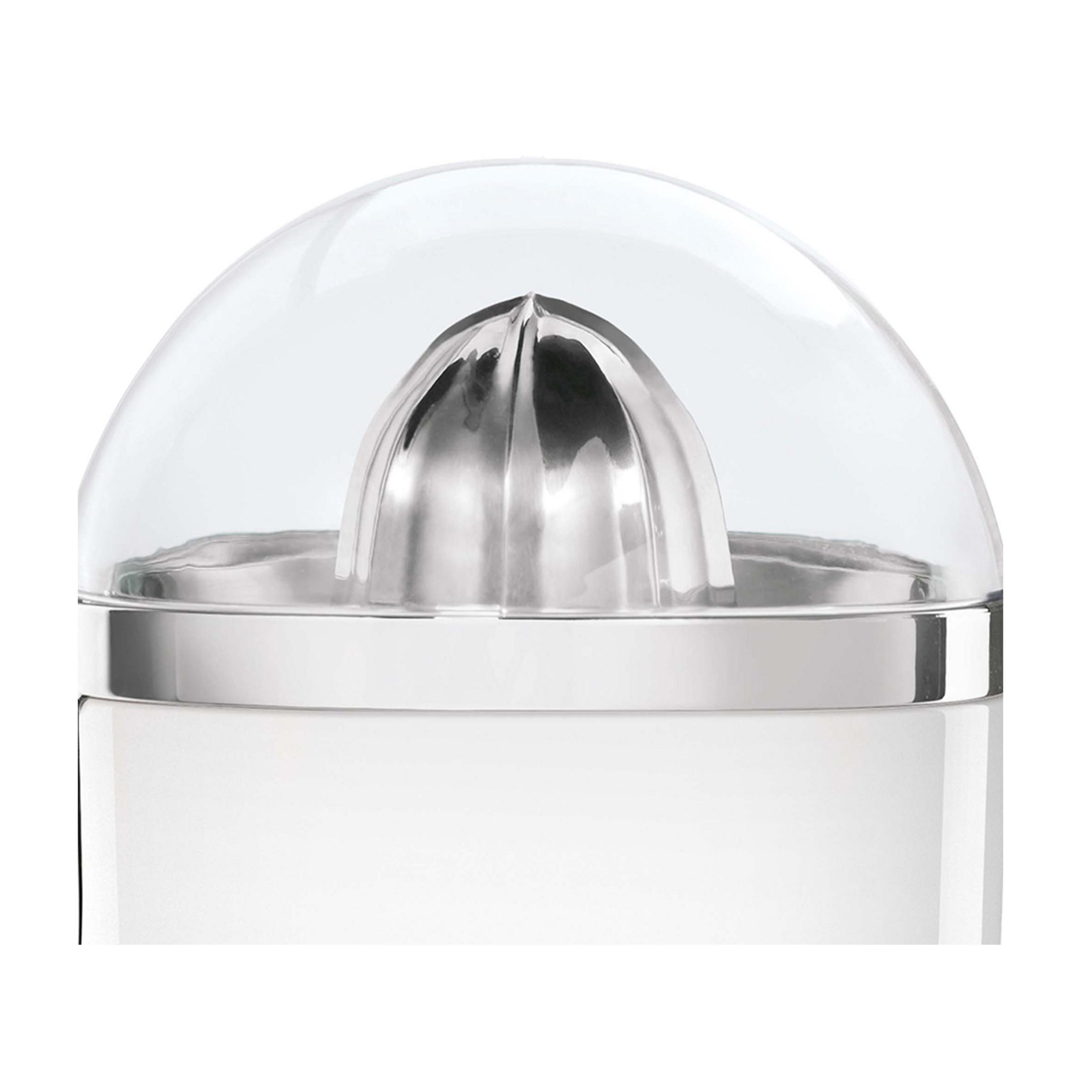 Biała wyciskarka do cytrusów ze srebrnym stożkiem i przezroczystą pokrywą.