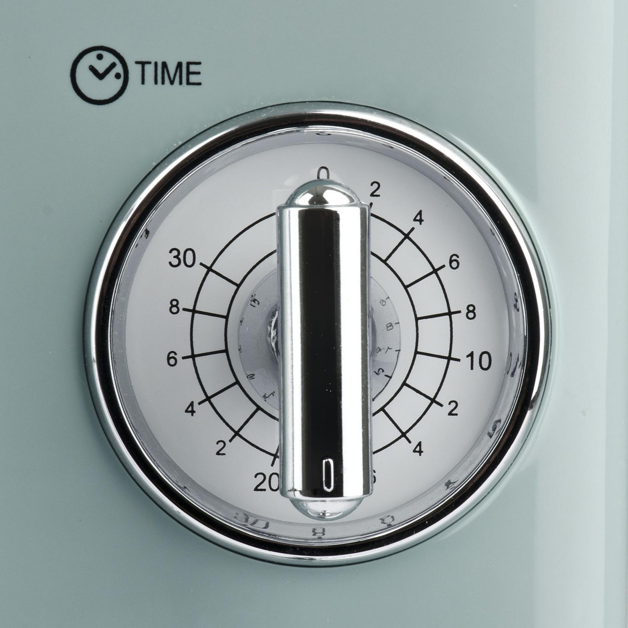 Zbliżenie jasnoniebieskiego minutnika z srebrną tarczą i wskazówką.