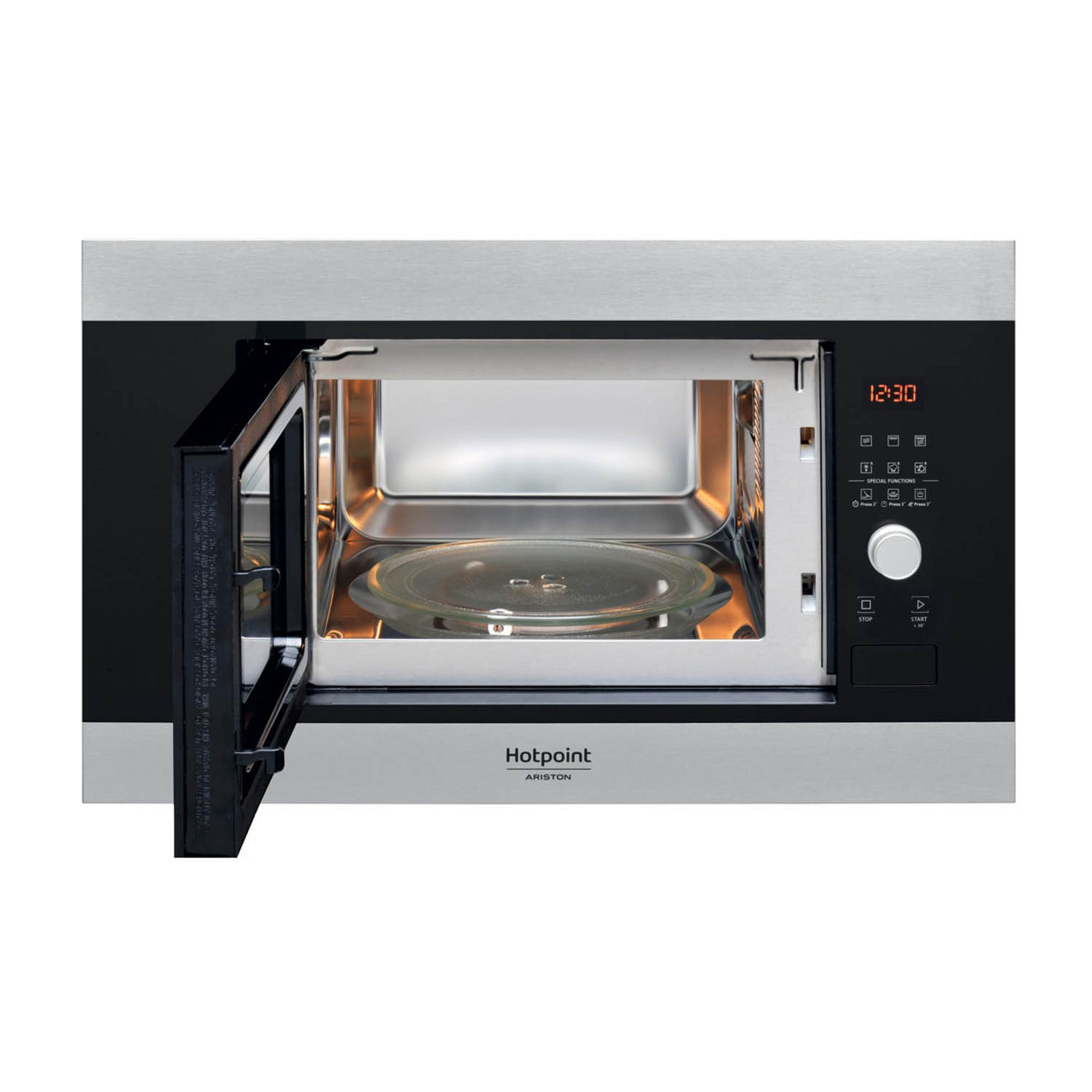 Forno a microonde Hotpoint in acciaio inox con porta socchiusa, mostra interno e pannello comandi.