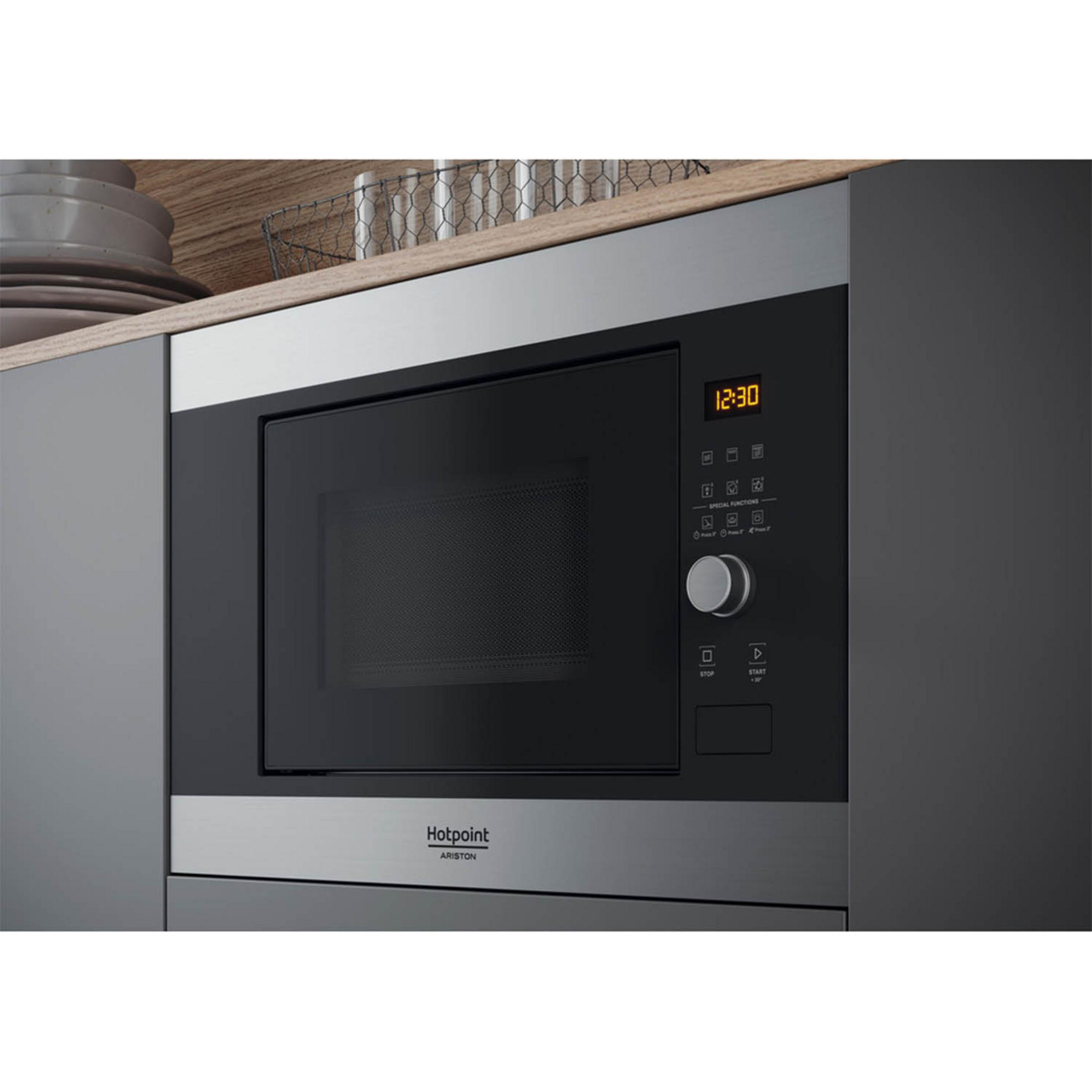 Un moderno forno a microonde da incasso con porta e pannello di controllo neri.